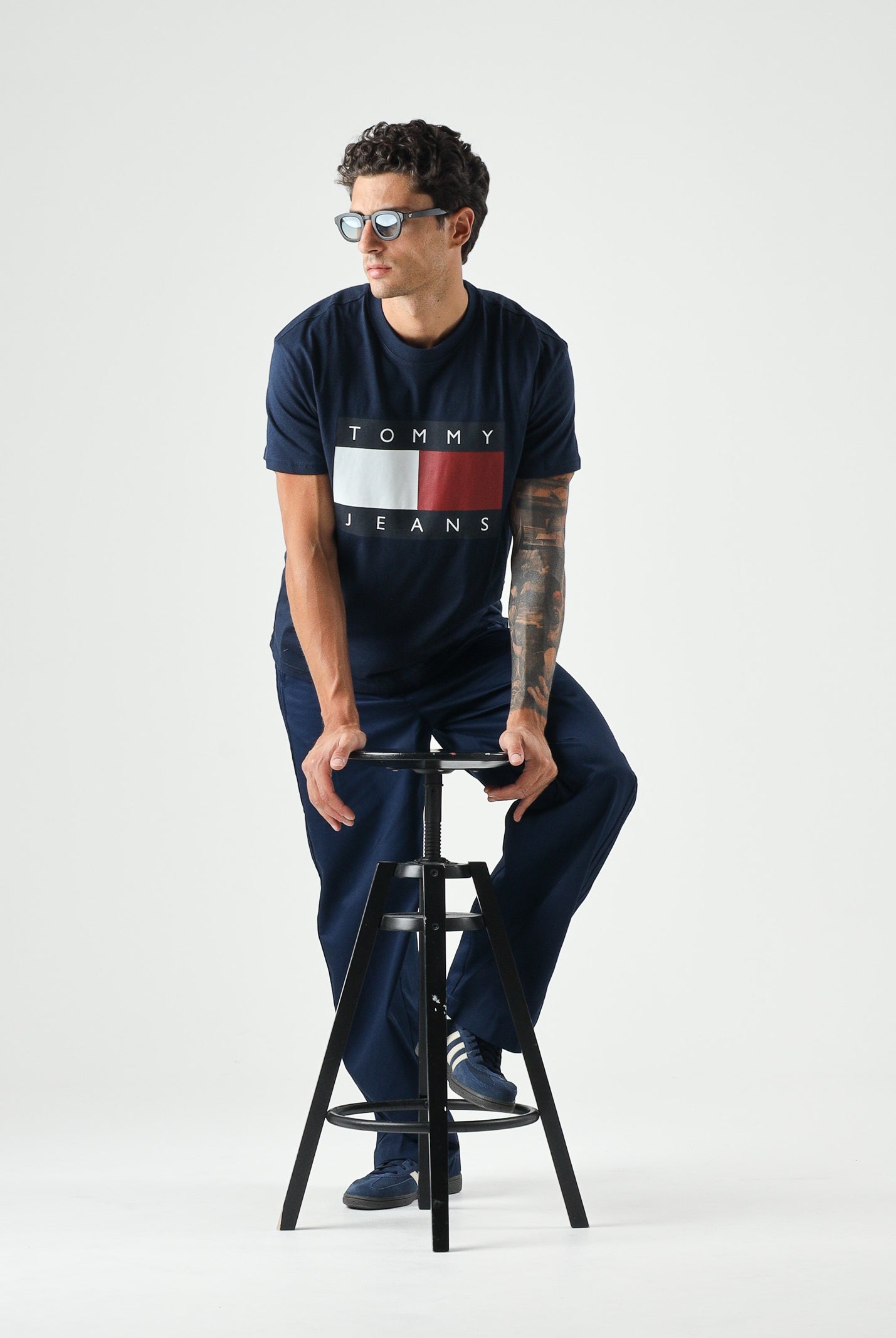 TOMMY JEANS T-shirt FLAG BADGE blu da uomo con logo centrale <BR/> DM0DM22645 C1G TOMMY JEANS