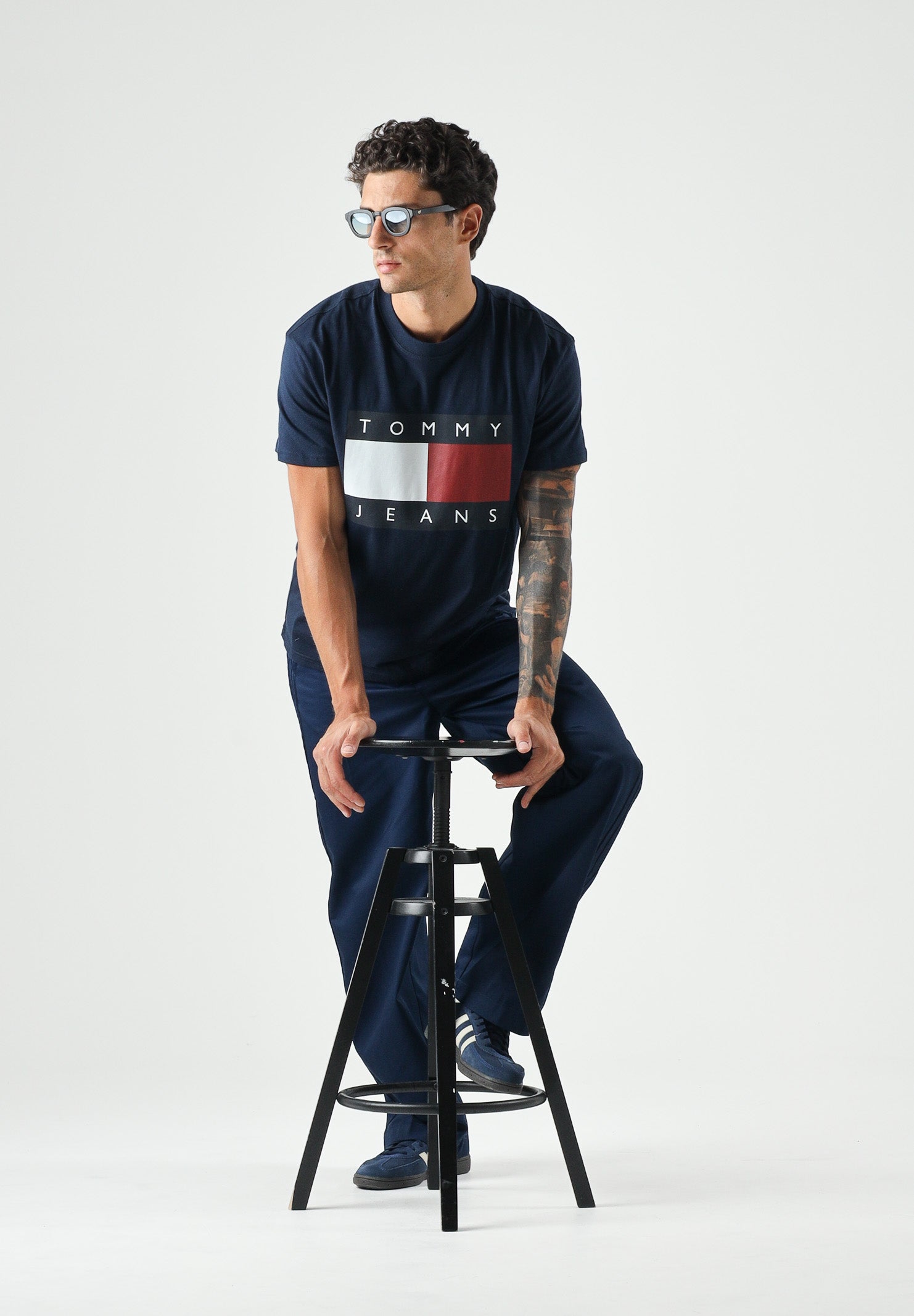 TOMMY JEANS T-shirt FLAG BADGE blu da uomo con logo centrale <BR/> DM0DM22645 C1G TOMMY JEANS