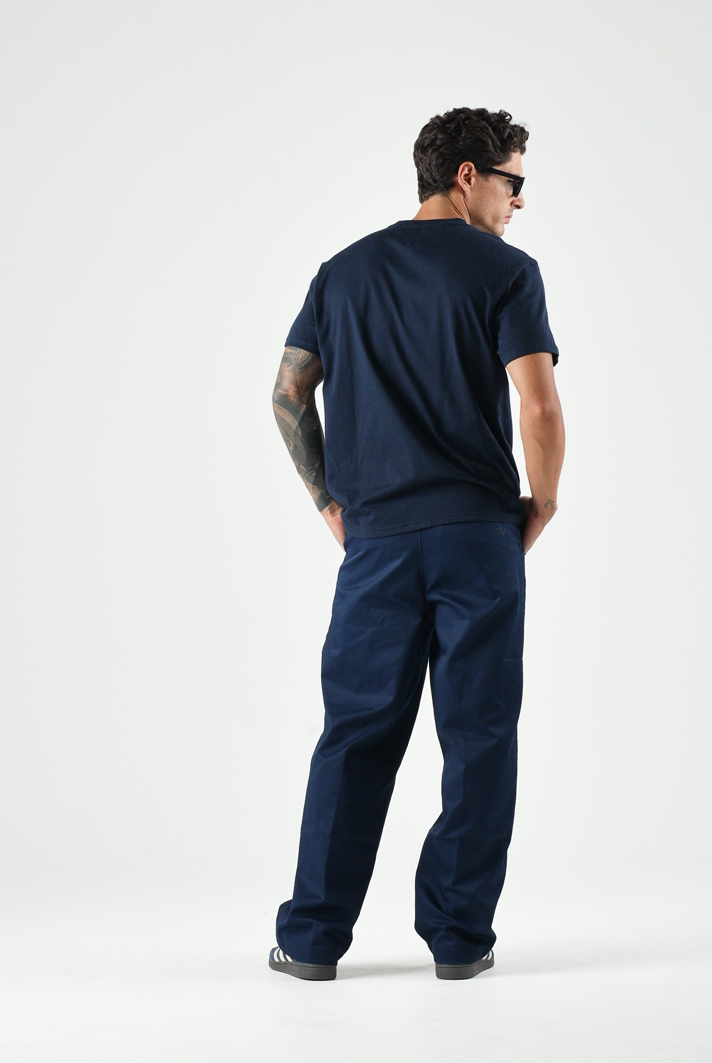 TOMMY JEANS T-shirt FLAG BADGE blu da uomo con logo centrale <BR/> DM0DM22645 C1G TOMMY JEANS
