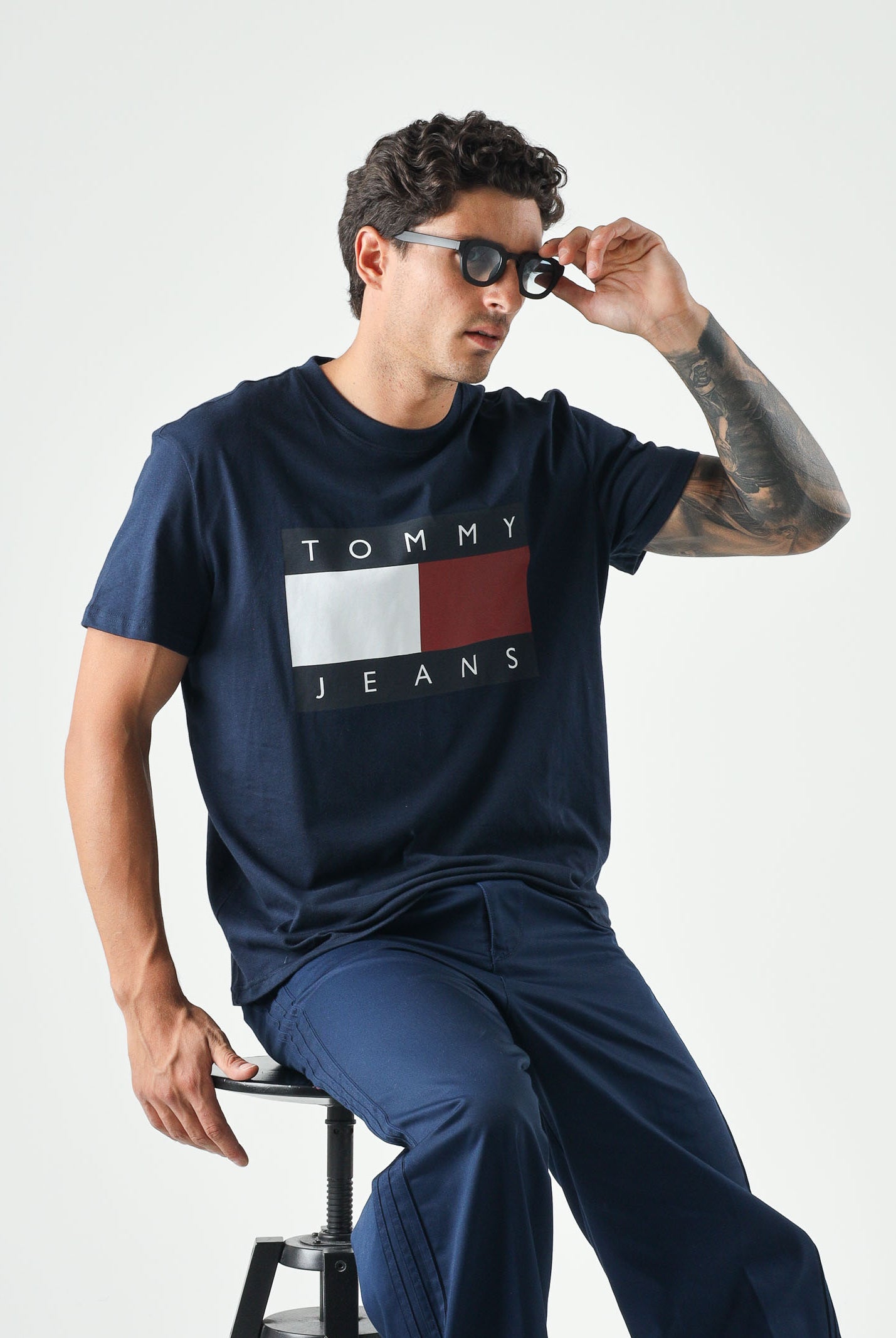 TOMMY JEANS T-shirt FLAG BADGE blu da uomo con logo centrale <BR/> DM0DM22645 C1G TOMMY JEANS