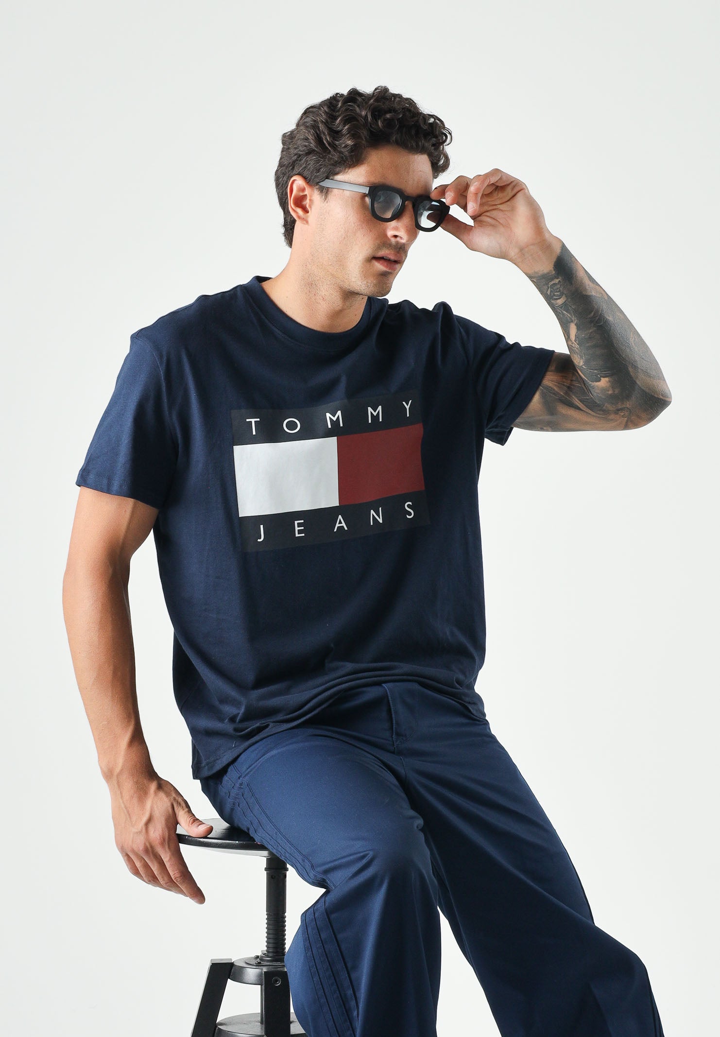 TOMMY JEANS T-shirt FLAG BADGE blu da uomo con logo centrale <BR/> DM0DM22645 C1G TOMMY JEANS