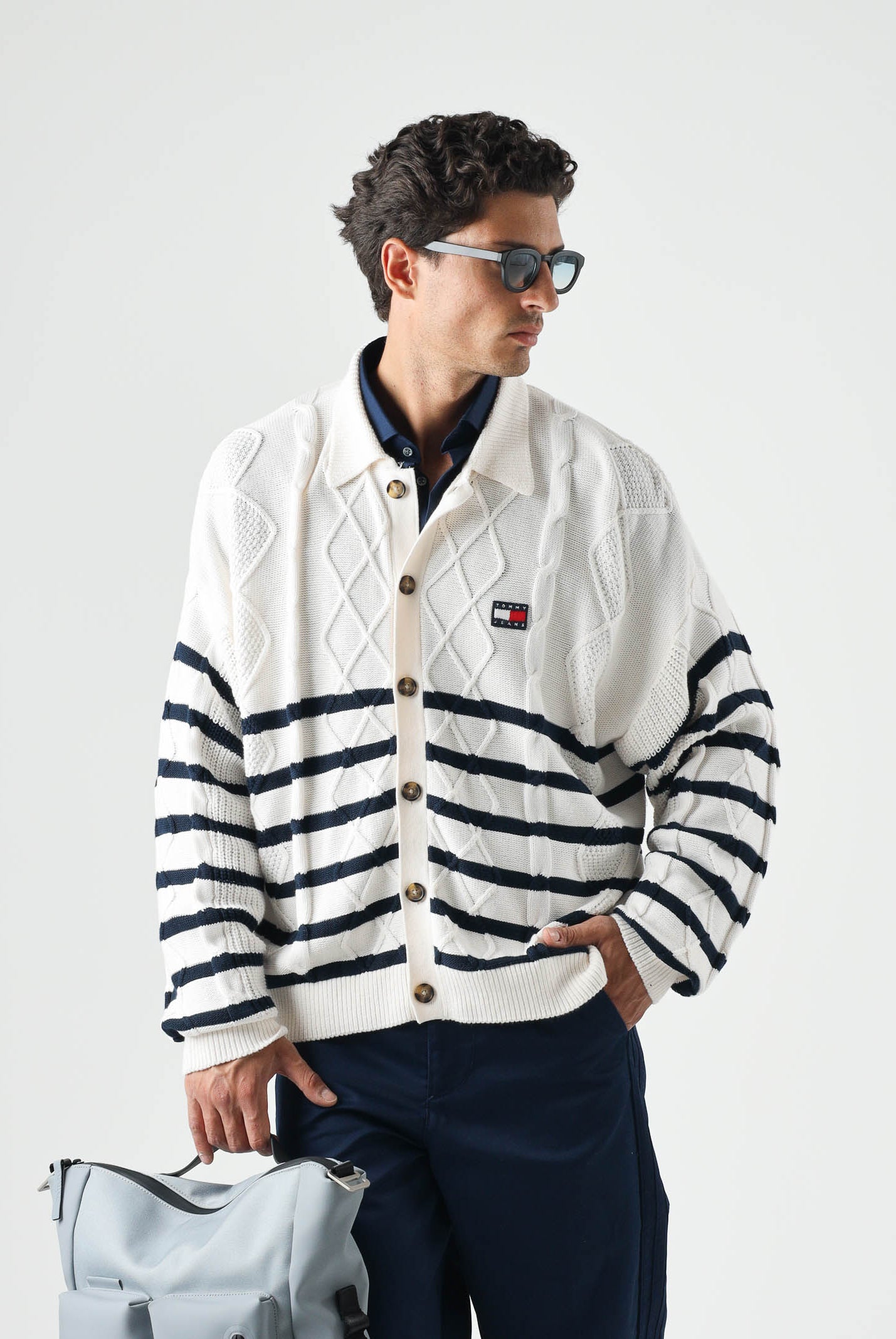 TOMMY JEANS Cardigan CABLE KNIT ancient white bianco da uomo con lavorazione a trecce e motivo a righe orizzontali. DM0DM23210 YBH TOMMY JEANS