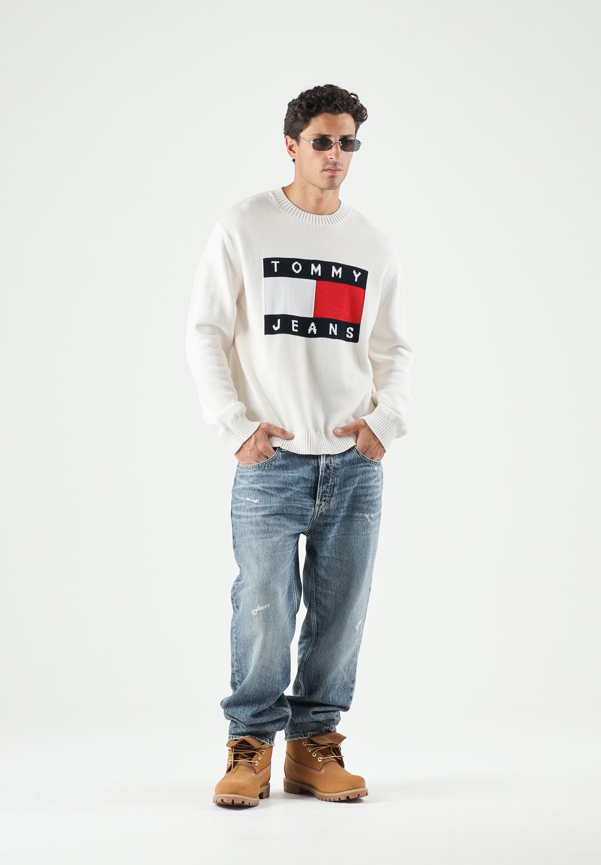 TOMMY JEANS Maglione FLAG LOGO CREWNECK ancient white biano da uomo<BR/> DM0DM23413 YBH TOMMY JEANS