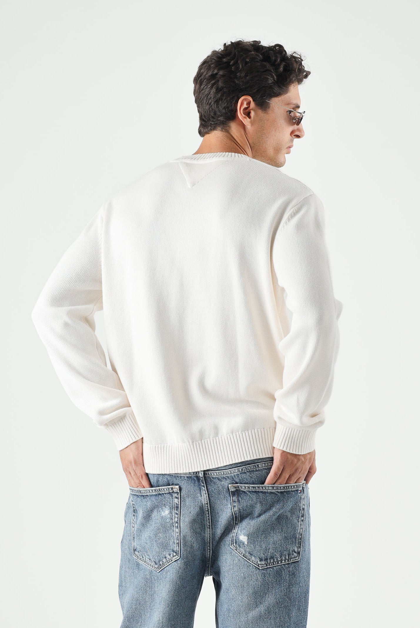 TOMMY JEANS Maglione FLAG LOGO CREWNECK ancient white biano da uomo<BR/> DM0DM23413 YBH TOMMY JEANS