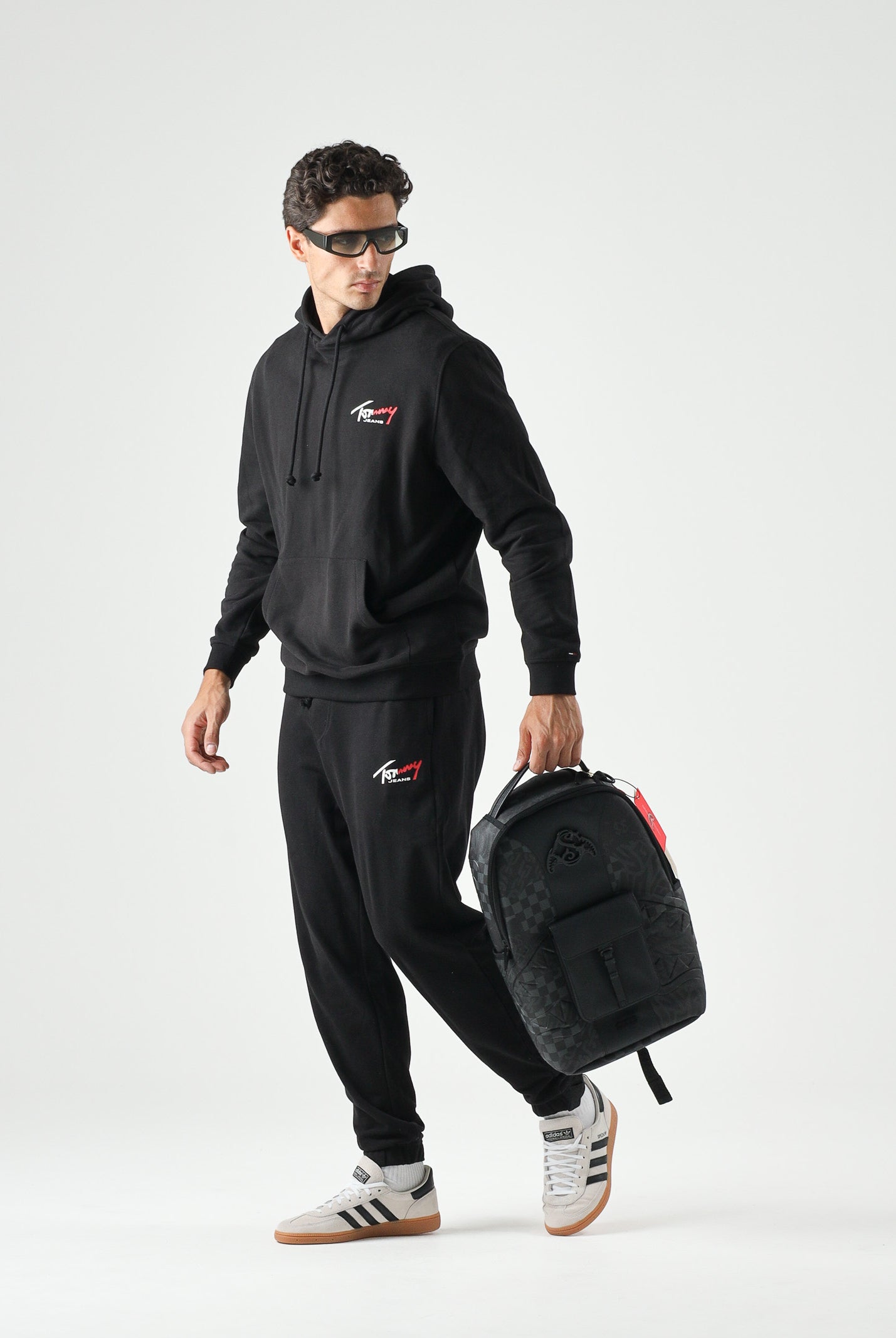 TOMMY JEANS Pantaloni da tuta TJM REGULAR nero da uomo con logo firma a contrasto.<BR/> DM0DM23903 BDS TOMMY JEANS