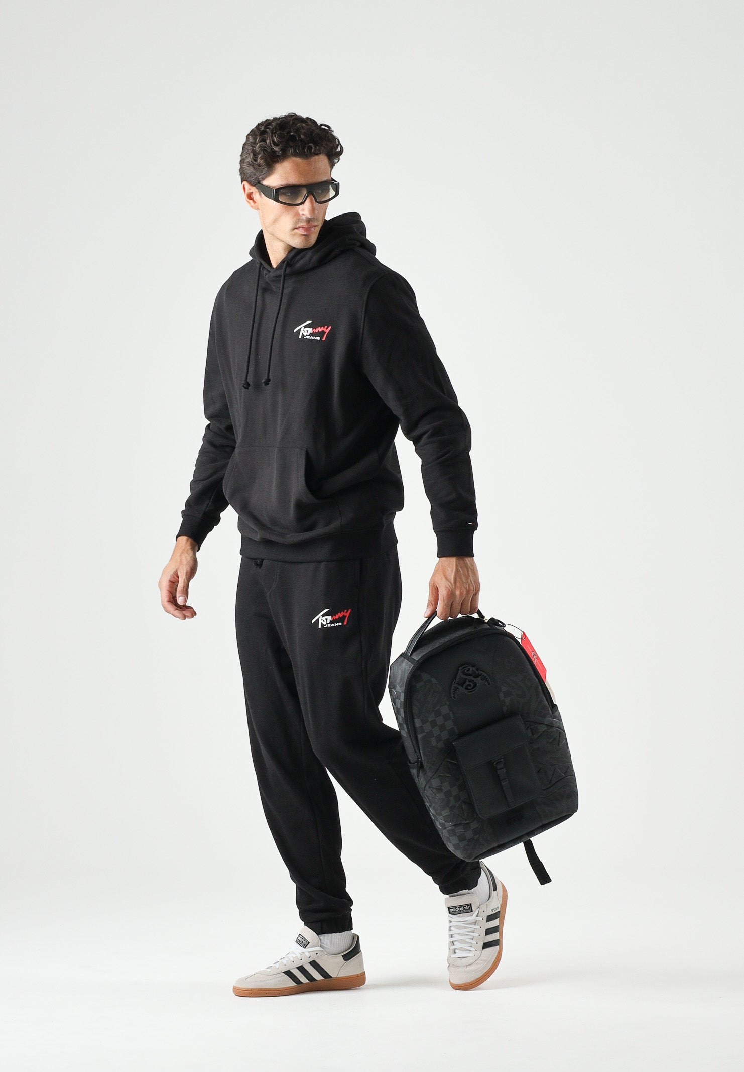 TOMMY JEANS Pantaloni da tuta TJM REGULAR nero da uomo con logo firma a contrasto.<BR/> DM0DM23903 BDS TOMMY JEANS