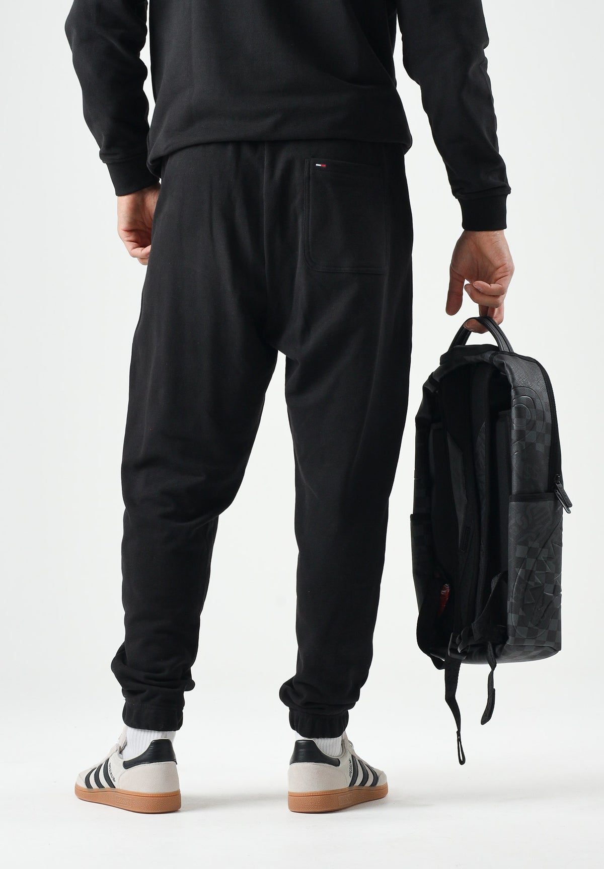 TOMMY JEANS Pantaloni da tuta TJM REGULAR neri da uomo con logo firma a contrasto.<BR/> DM0DM23903 BDS TOMMY JEANS
