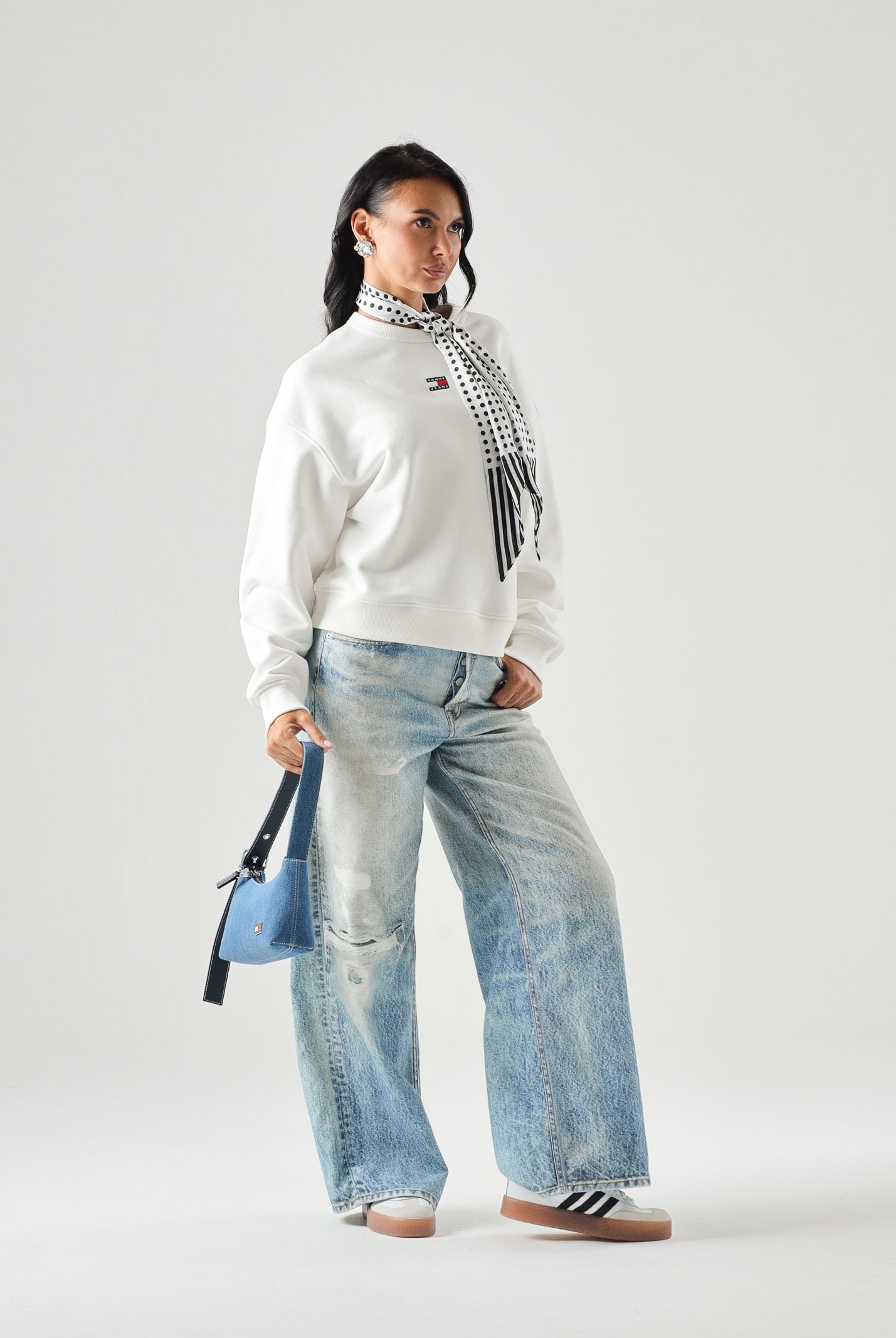 TOMMY JEANS felpa Tommy Badge Boxy Fleece Sweatshirt ecru bianco, donna. DW0DW17325 YBL TOMMY JEANS