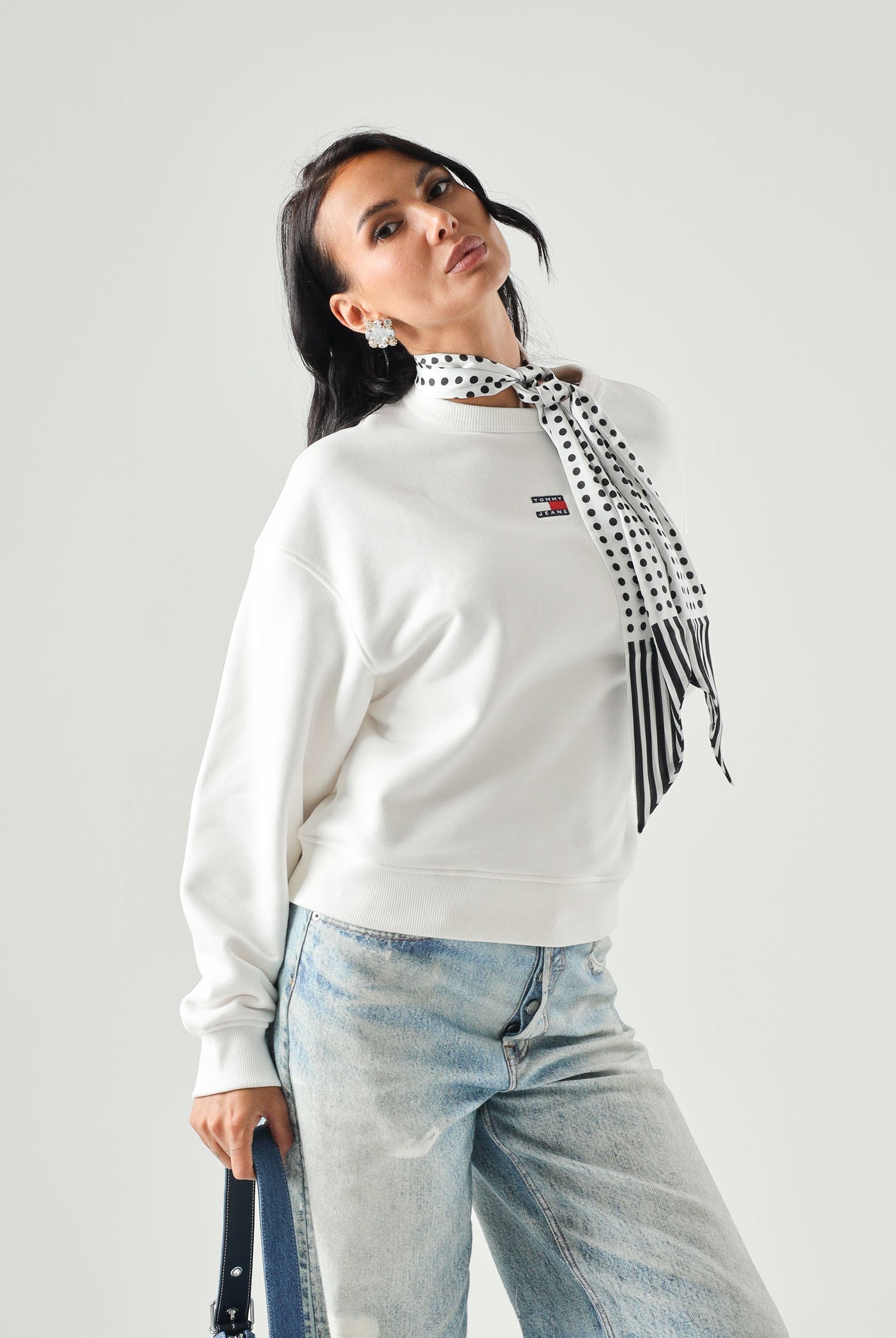 TOMMY JEANS felpa Tommy Badge Boxy Fleece Sweatshirt ecru bianco, donna. DW0DW17325 YBL TOMMY JEANS