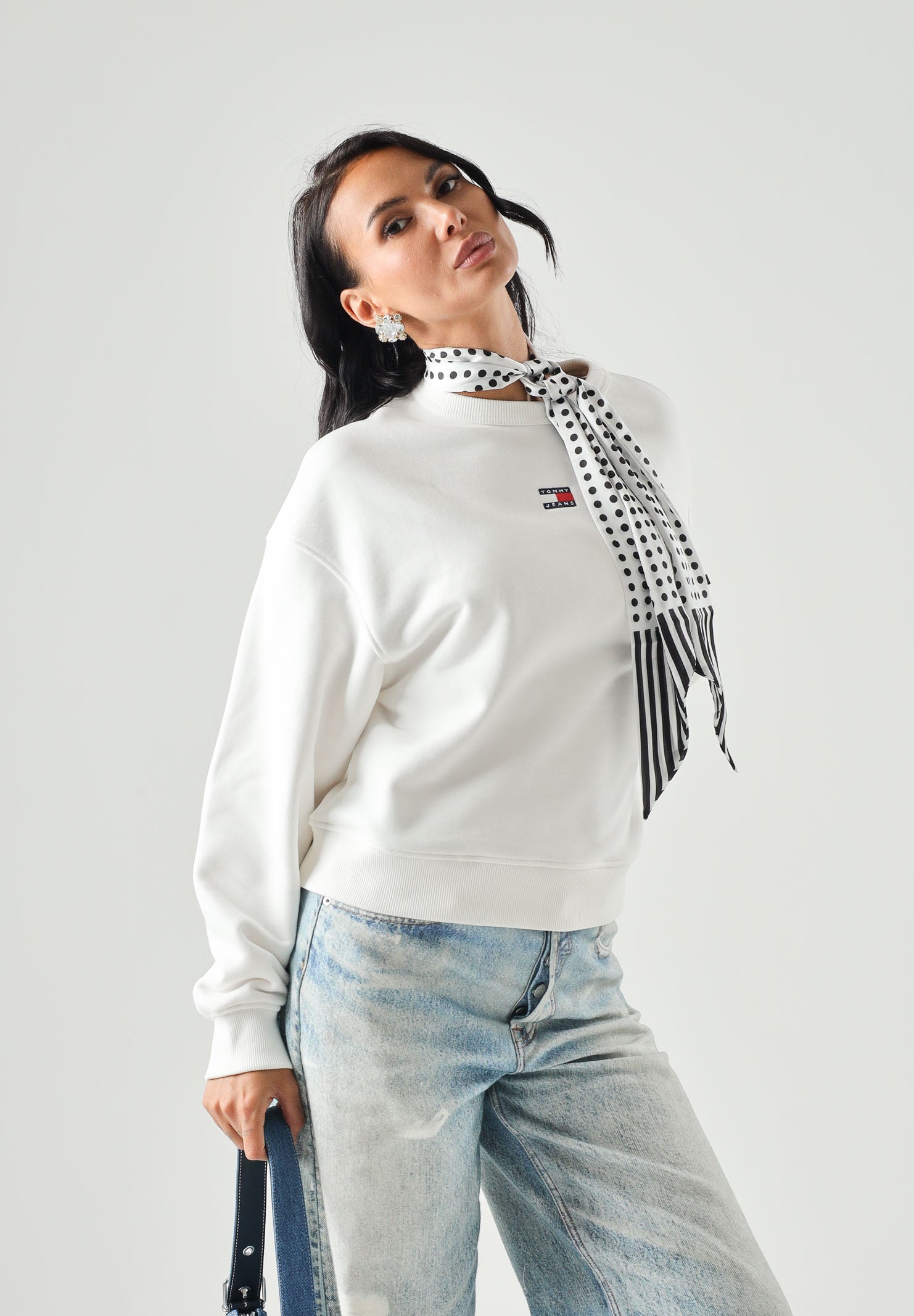 TOMMY JEANS felpa Tommy Badge Boxy Fleece Sweatshirt ecru bianco, donna. DW0DW17325 YBL TOMMY JEANS