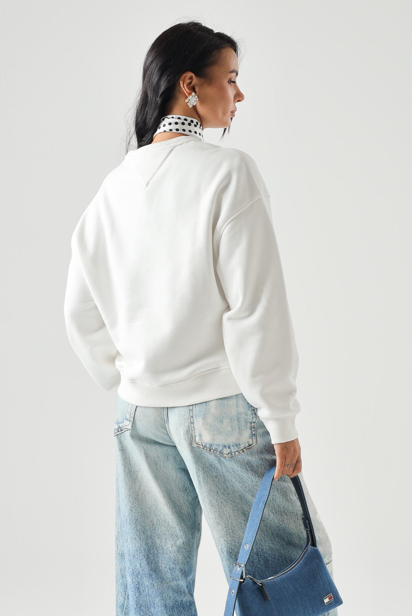 TOMMY JEANS felpa Tommy Badge Boxy Fleece Sweatshirt ecru bianco, donna. DW0DW17325 YBL TOMMY JEANS
