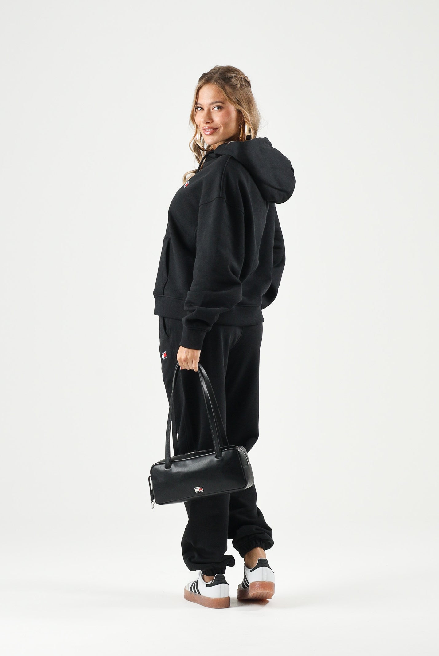 TOMMY JEANS Felpa con cappuccio nera da donna rifinita da logo DW0DW19414 BDS TOMMY JEANS