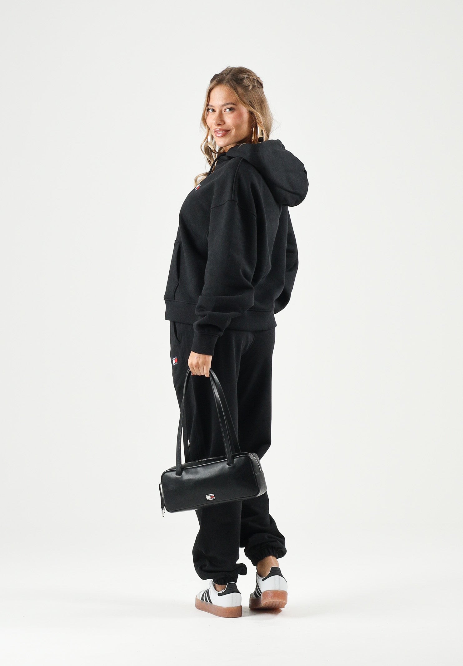 TOMMY JEANS Felpa con cappuccio nera da donna rifinita da logo DW0DW19414 BDS TOMMY JEANS