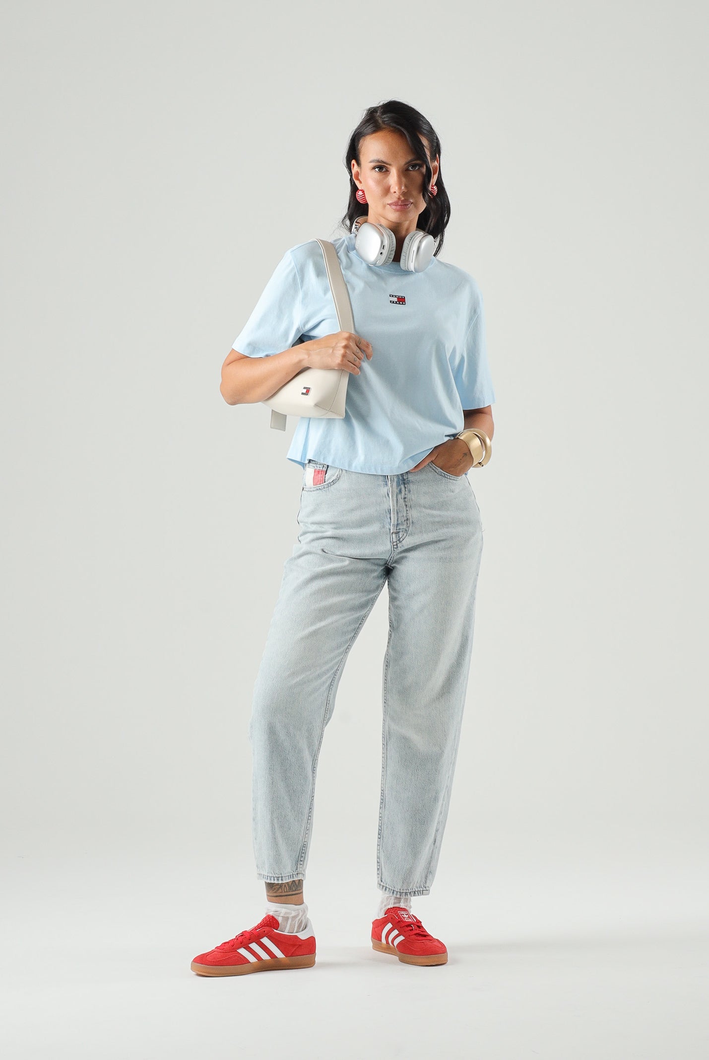 TOMMY JEANS t-shirt Tommy Badge Boxy Crew Neck T-Shirt celeste azzurro da donna. DW0DW22202 C1R TOMMY JEANS