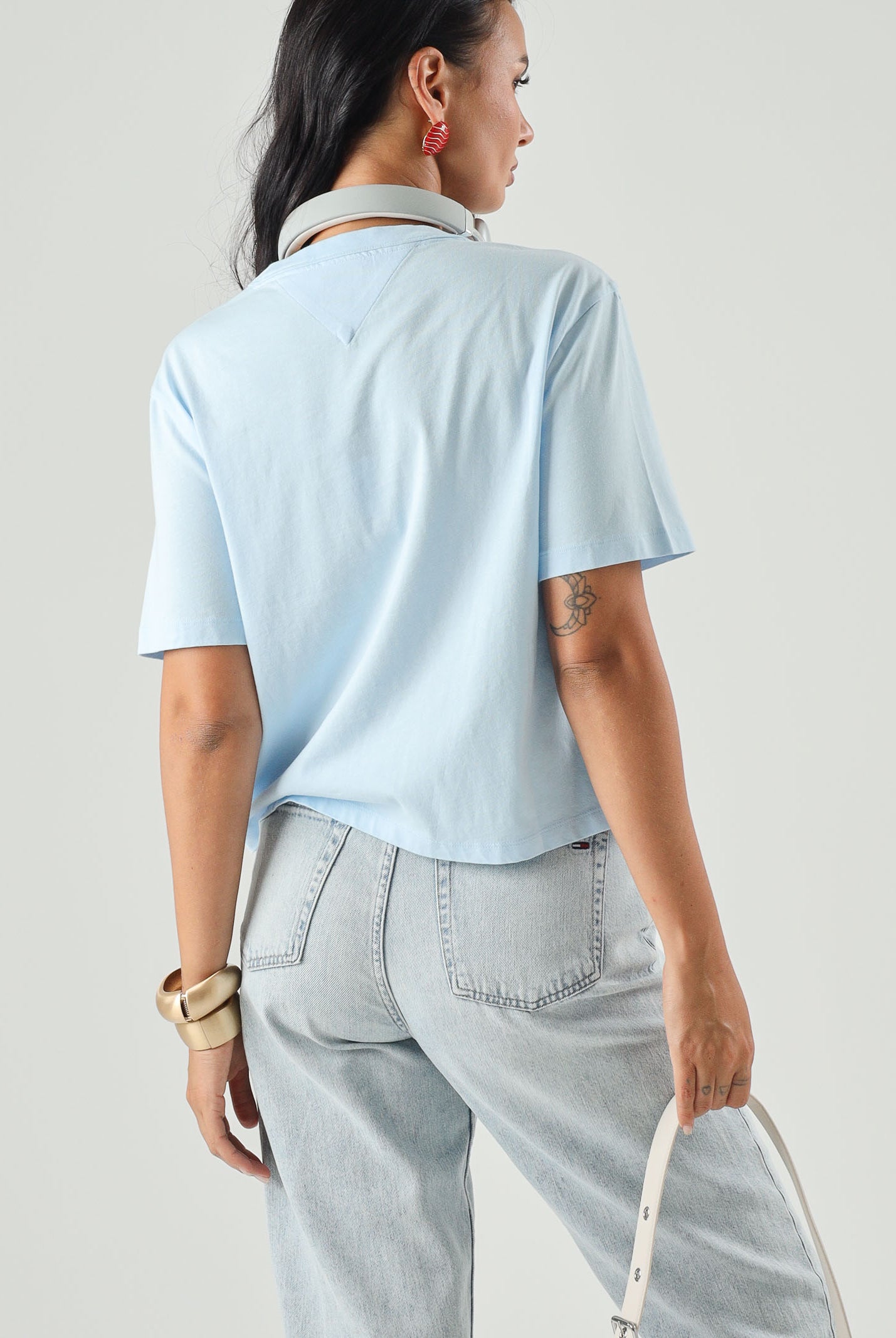 TOMMY JEANS t-shirt Tommy Badge Boxy Crew Neck T-Shirt celeste azzurro da donna. DW0DW22202 C1R TOMMY JEANS