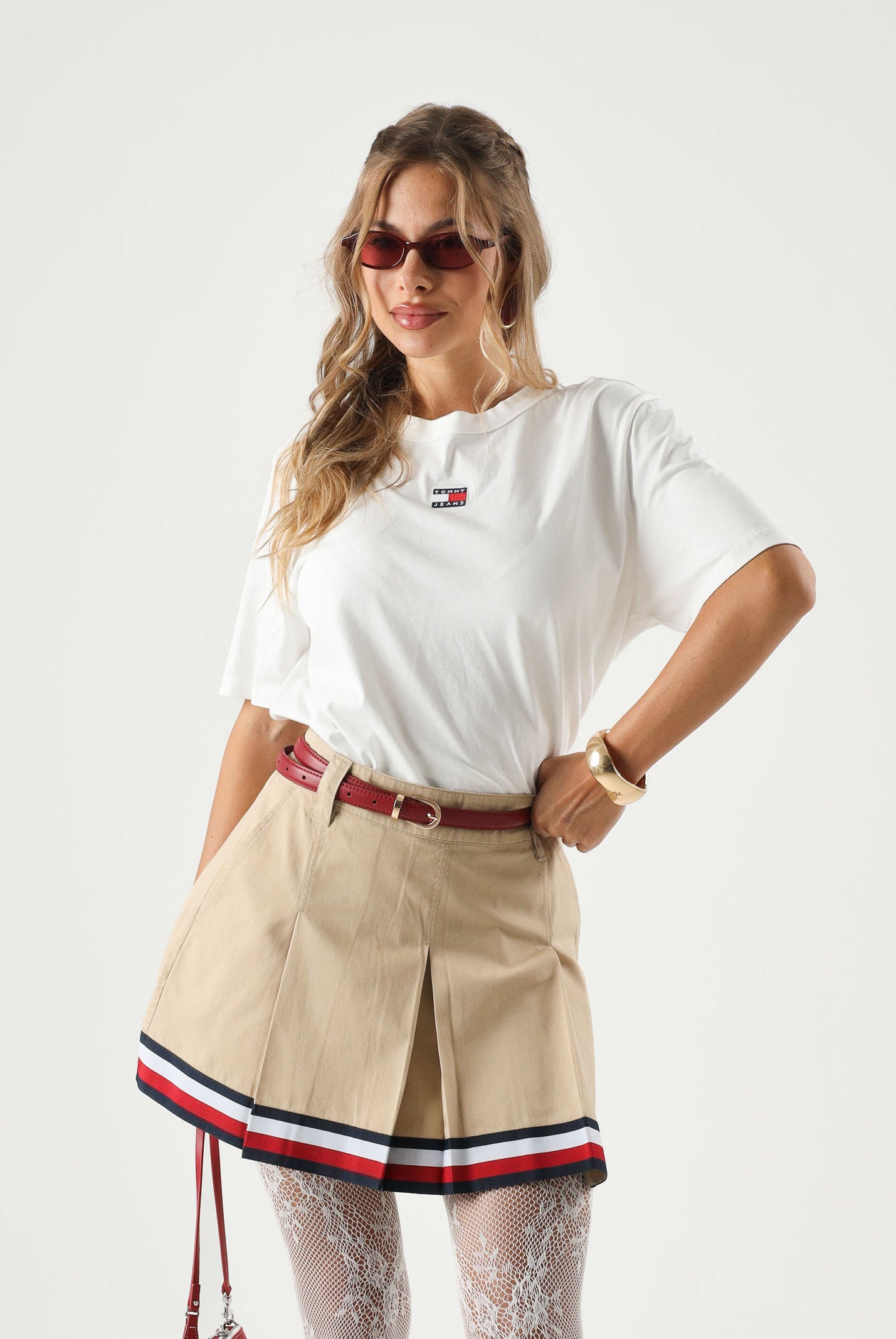 TOMMY JEANS t-shirt Tommy Badge Boxy Crew Neck T-Shirt ecru bianco, donna. DW0DW22202 YBL TOMMY JEANS