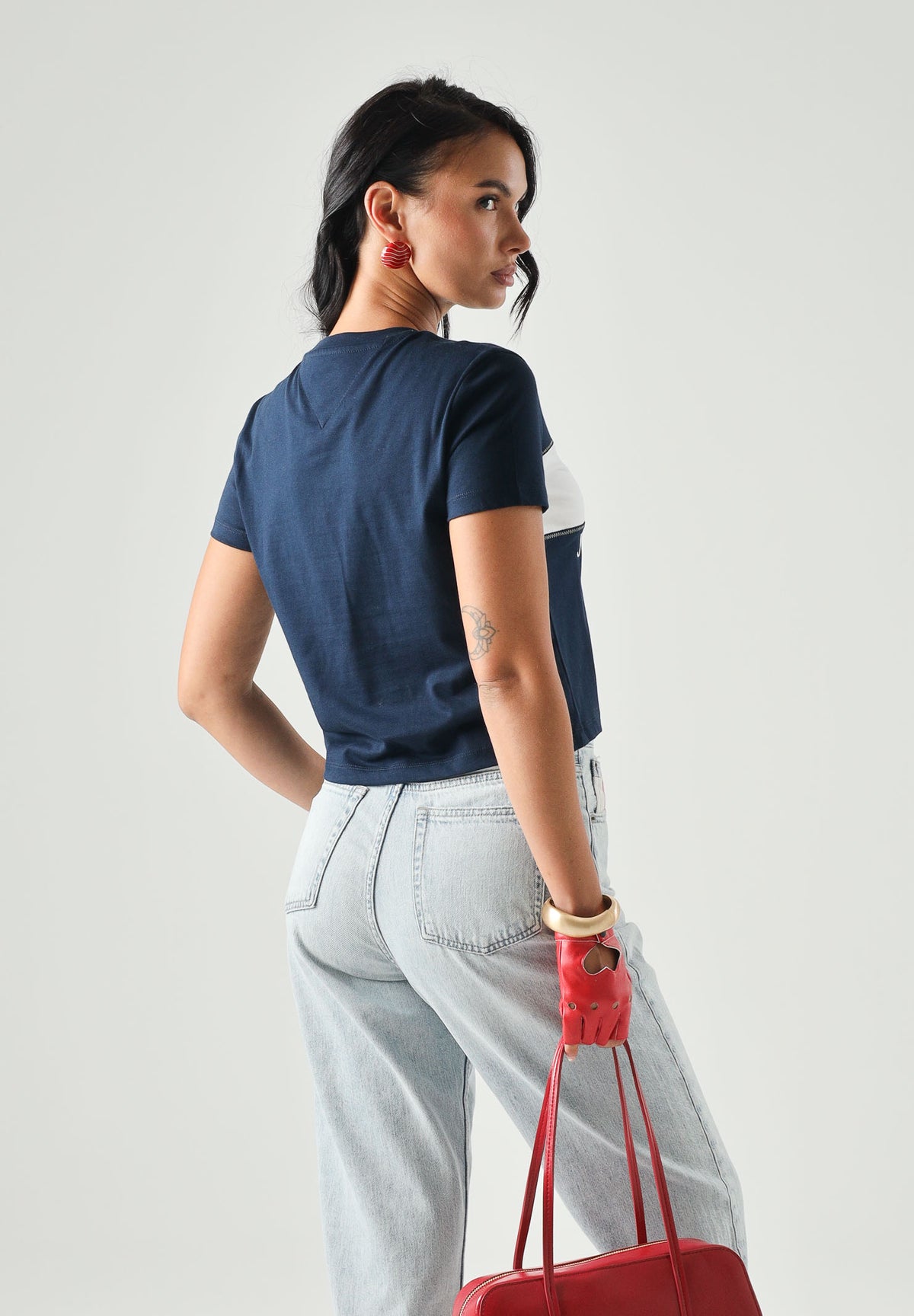 TOMMY JEANS T-shirt manica corta FLAG navy-blu da donna con logo frontale color block.<BR/> DW0DW22818 C1G TOMMY JEANS