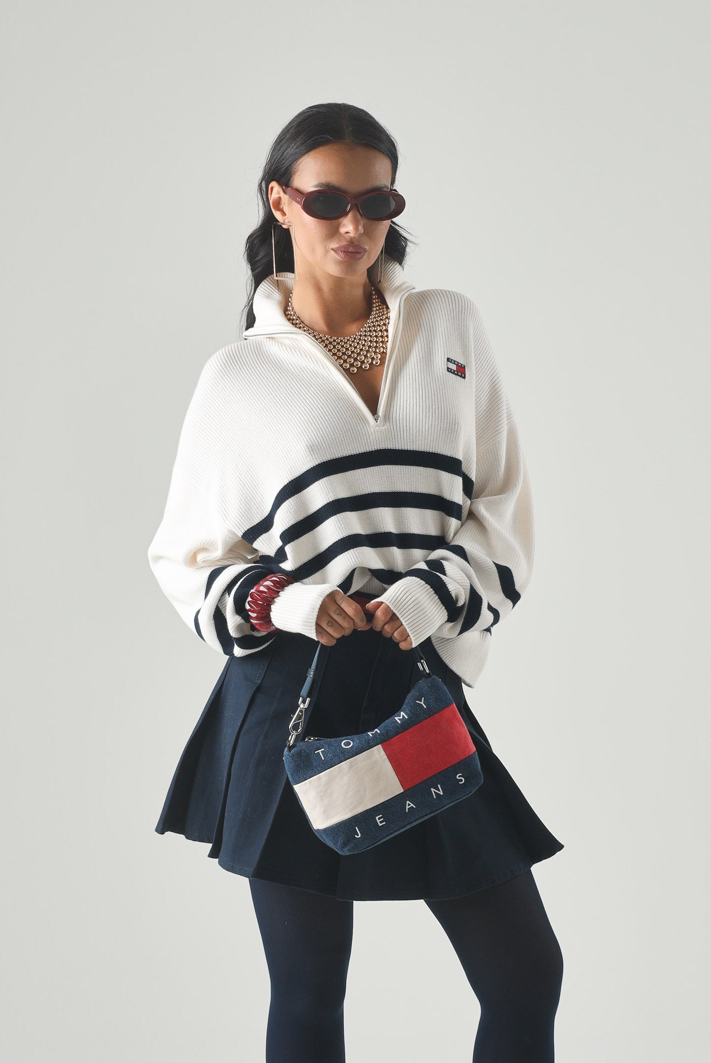 TOMMY JEANS maglione Tommy Badge Stripe Quarter-Zip Jumper Ancient White Stripe bianco/panna donna. DW0DW22928 YBH TOMMY JEANS