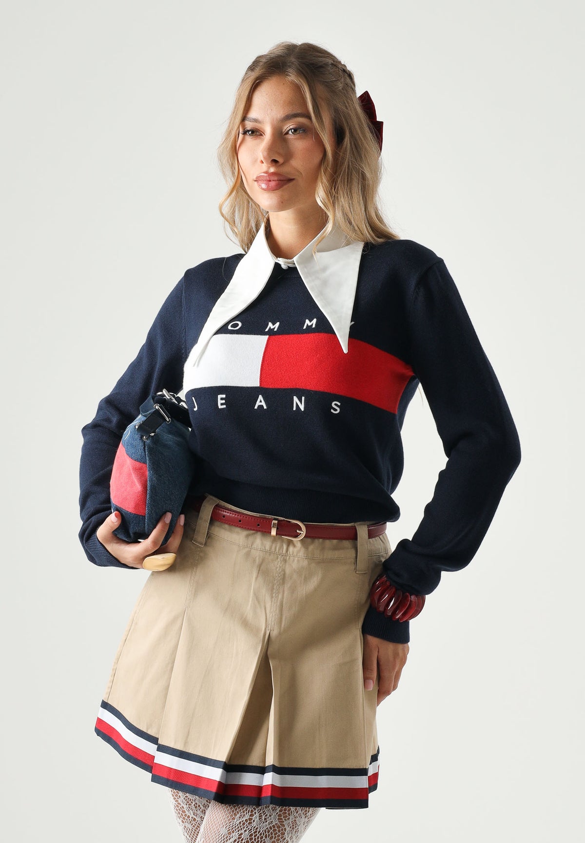 TOMMY JEANS Pullover girocollo FLAG indigo blu da donna con logo bandiera frontale. DW0DW22930 C1G TOMMY JEANS