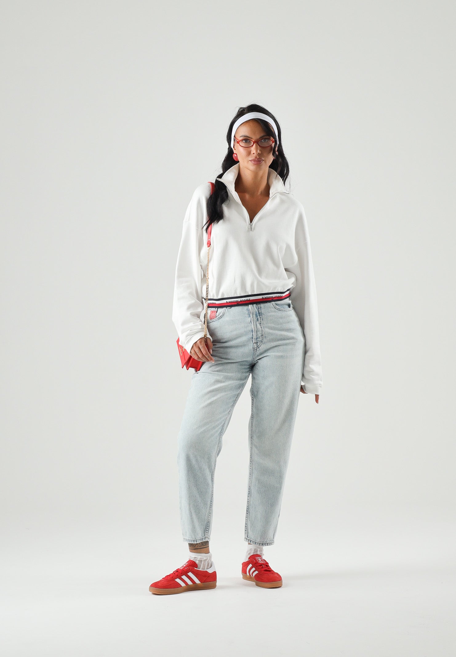 TOMMY JEANS Felpa BOXY QUARTER con zip, ecru-bianco da donna, con fondo righe tricolore<BR/> DW0DW23144 YBL TOMMY JEANS