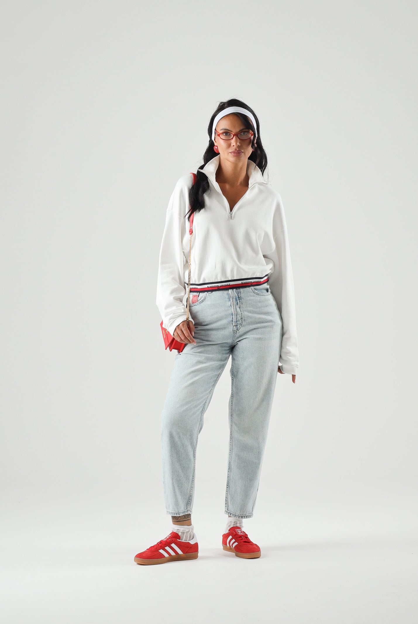 TOMMY JEANS Felpa BOXY QUARTER con zip, ecru-bianco da donna, con fondo righe tricolore<BR/> DW0DW23144 YBL TOMMY JEANS