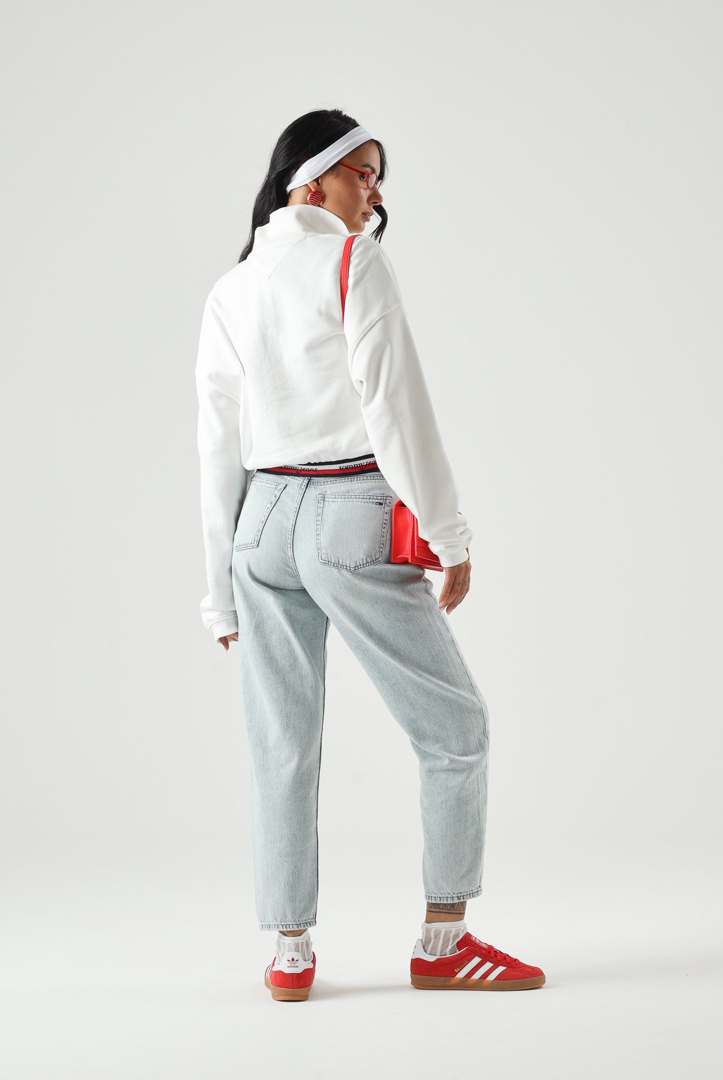 TOMMY JEANS Felpa BOXY QUARTER con zip, ecru-bianco da donna, con fondo righe tricolore<BR/> DW0DW23144 YBL TOMMY JEANS