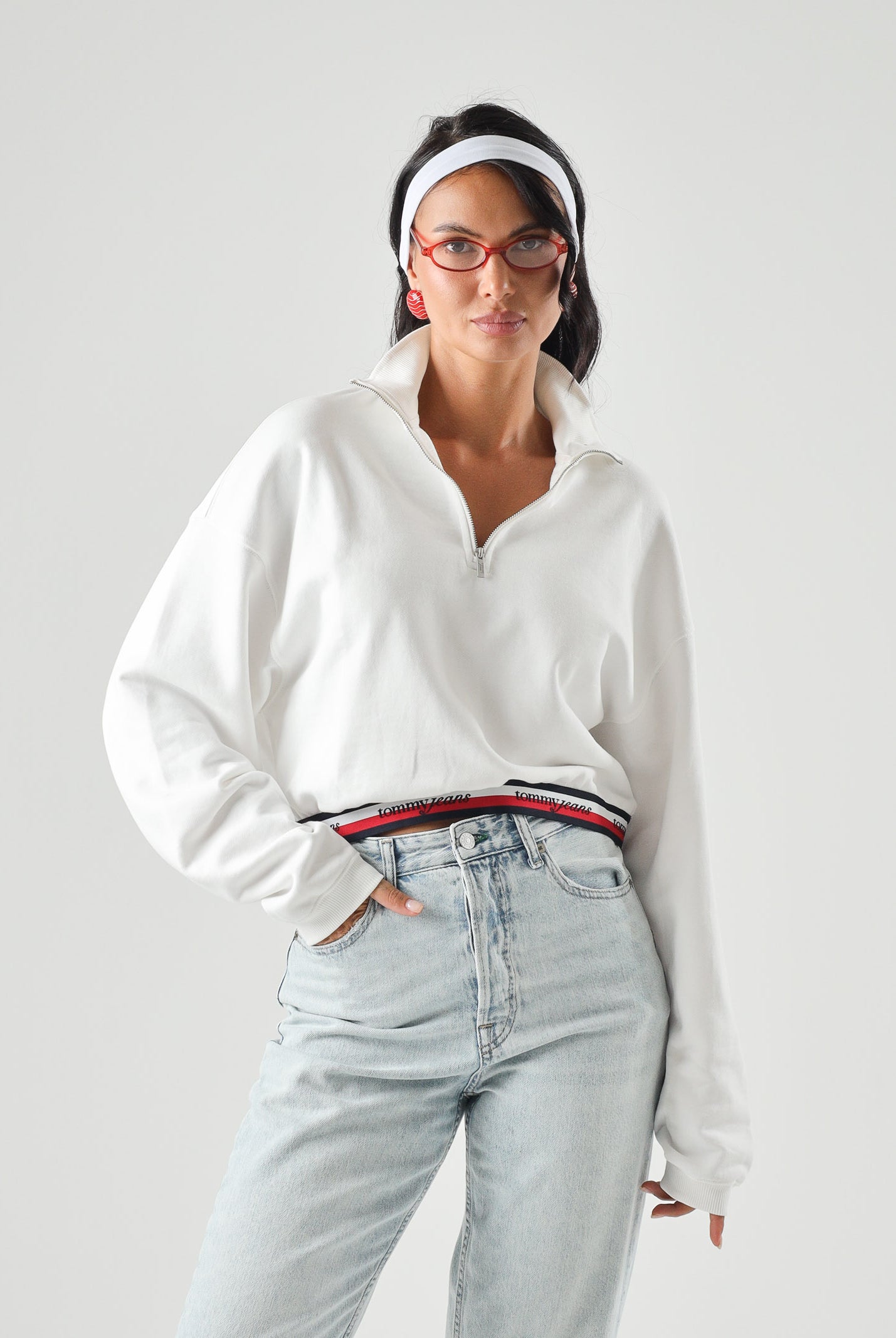 TOMMY JEANS Felpa BOXY QUARTER con zip, ecru-bianco da donna, con fondo righe tricolore<BR/> DW0DW23144 YBL TOMMY JEANS