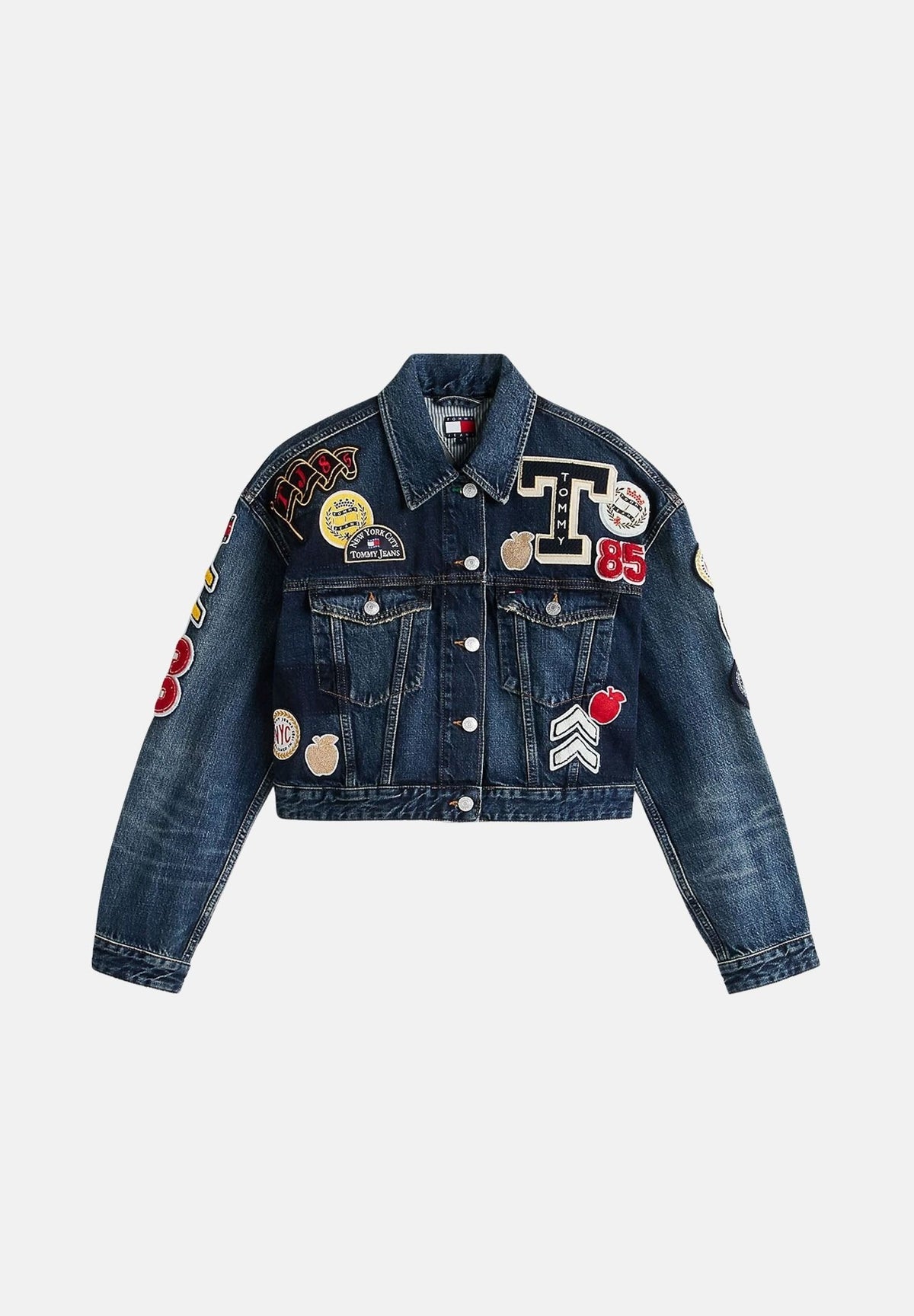 TOMMY JEANS Giubbotto di jeans TOMMY BADGE CROPPED DENIM TRUCKER blu scuro da donna, in denim, con bottoni e applicazioni multicolore stile varsity.<BR/> DW0DW23242 1BK TOMMY JEANS