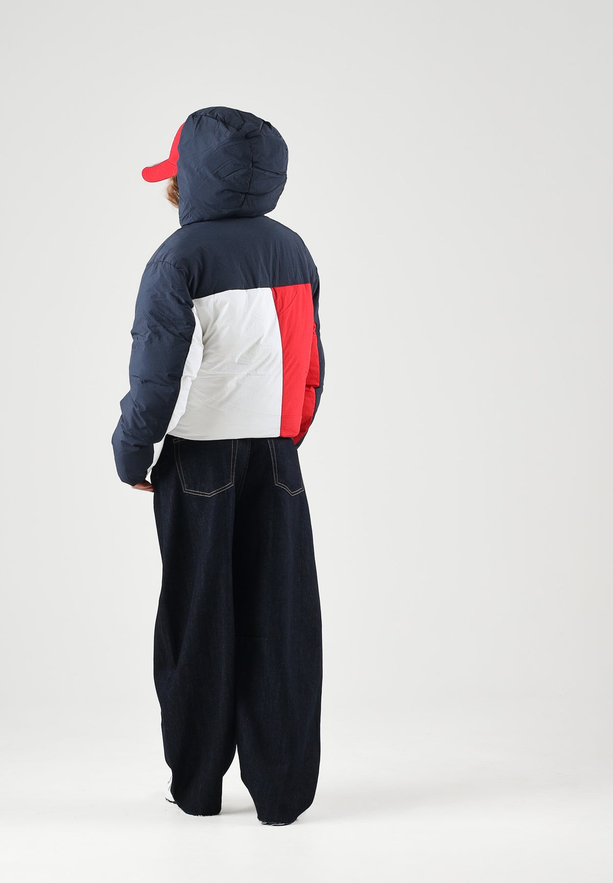 TOMMY JEANS Piumino FLAG COLOUR-BLOCKED Dark Blue blu navy scuro da donna con inserti bianchi e rossi, cappuccio integrato, imbottitura sintetica, zip frontale integrale, tasche laterali con zip e fondo regolabile con coulisse.TOMMY JEANS Giubbotto DW0DW23414 C1G TOMMY JEANS