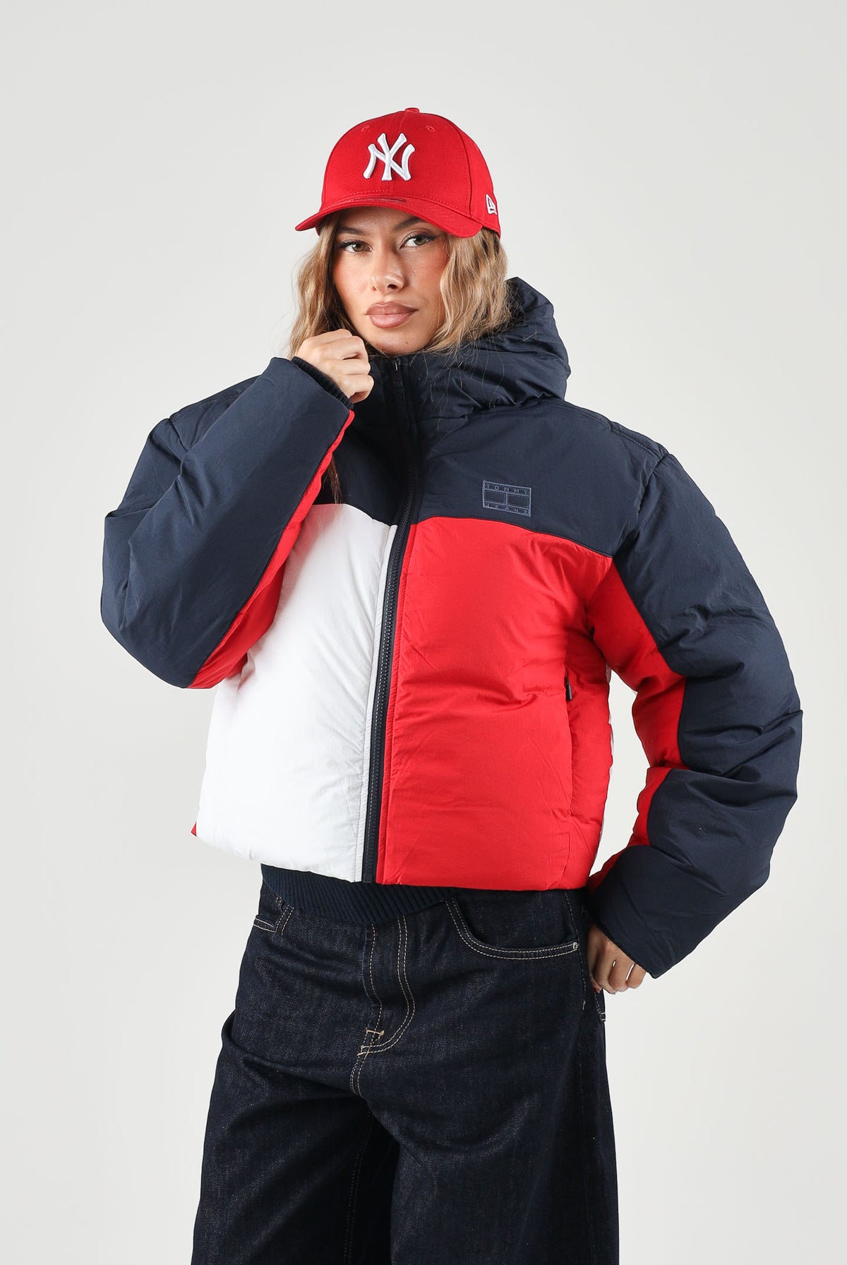 TOMMY JEANS Piumino FLAG COLOUR-BLOCKED Dark Blue blu navy scuro da donna, con inserti bianchi e rossi, cappuccio e fondo regolabile con coulisse. DW0DW23414 C1G TOMMY JEANS