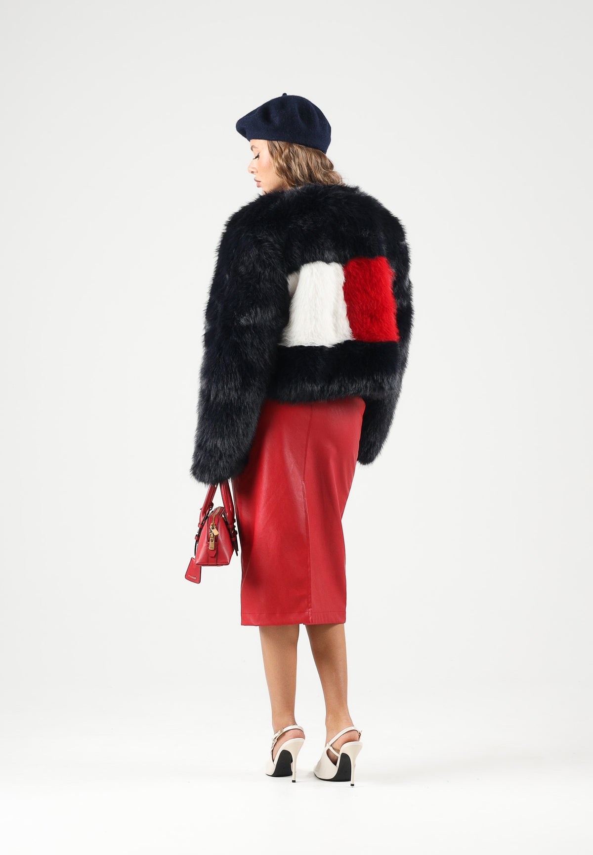 TOMMY JEANS Pelliccia sintetica TOMMY FLAG COLOUR-BLOCKED FAUX FUR Dark Blue blu notte da donna con maxi bandierina frontale bianca e rossa DW0DW23428 C1G TOMMY JEANS
