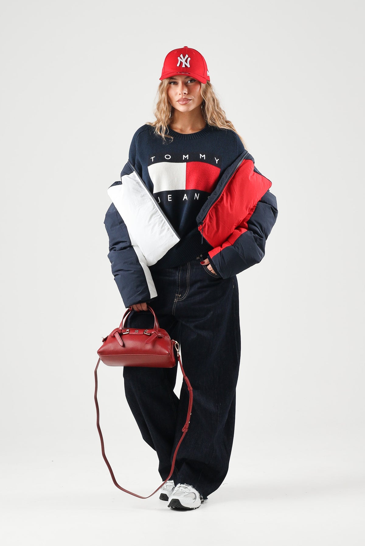 TOMMY JEANS maglione girocollo donna blu navy scuro, con maniche lunghe raglan, maxi logo bandiera sul davanti e finiture a costine. DW0DW23450 C1G TOMMY JEANS
