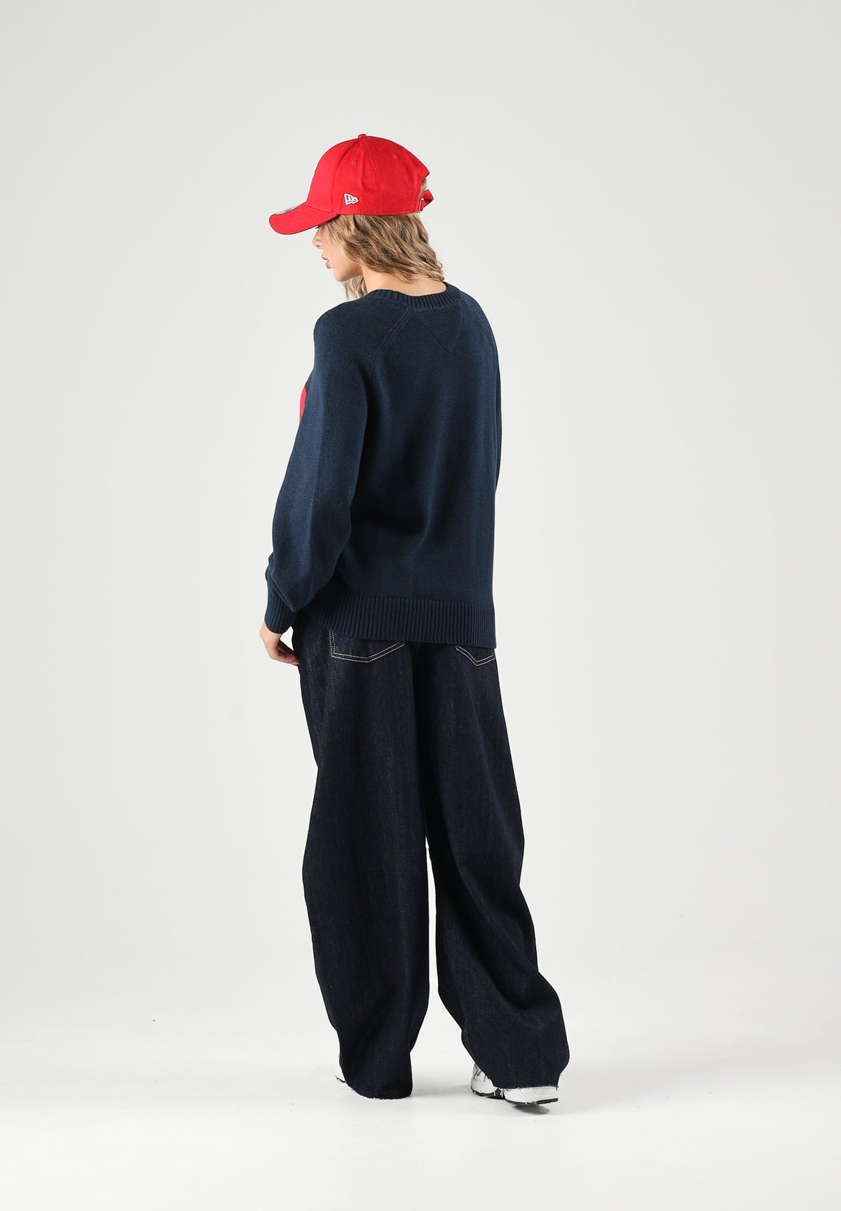 TOMMY JEANS maglione girocollo donna blu navy scuro, con maniche lunghe raglan, maxi logo bandiera sul davanti e finiture a costine. DW0DW23450 C1G TOMMY JEANS