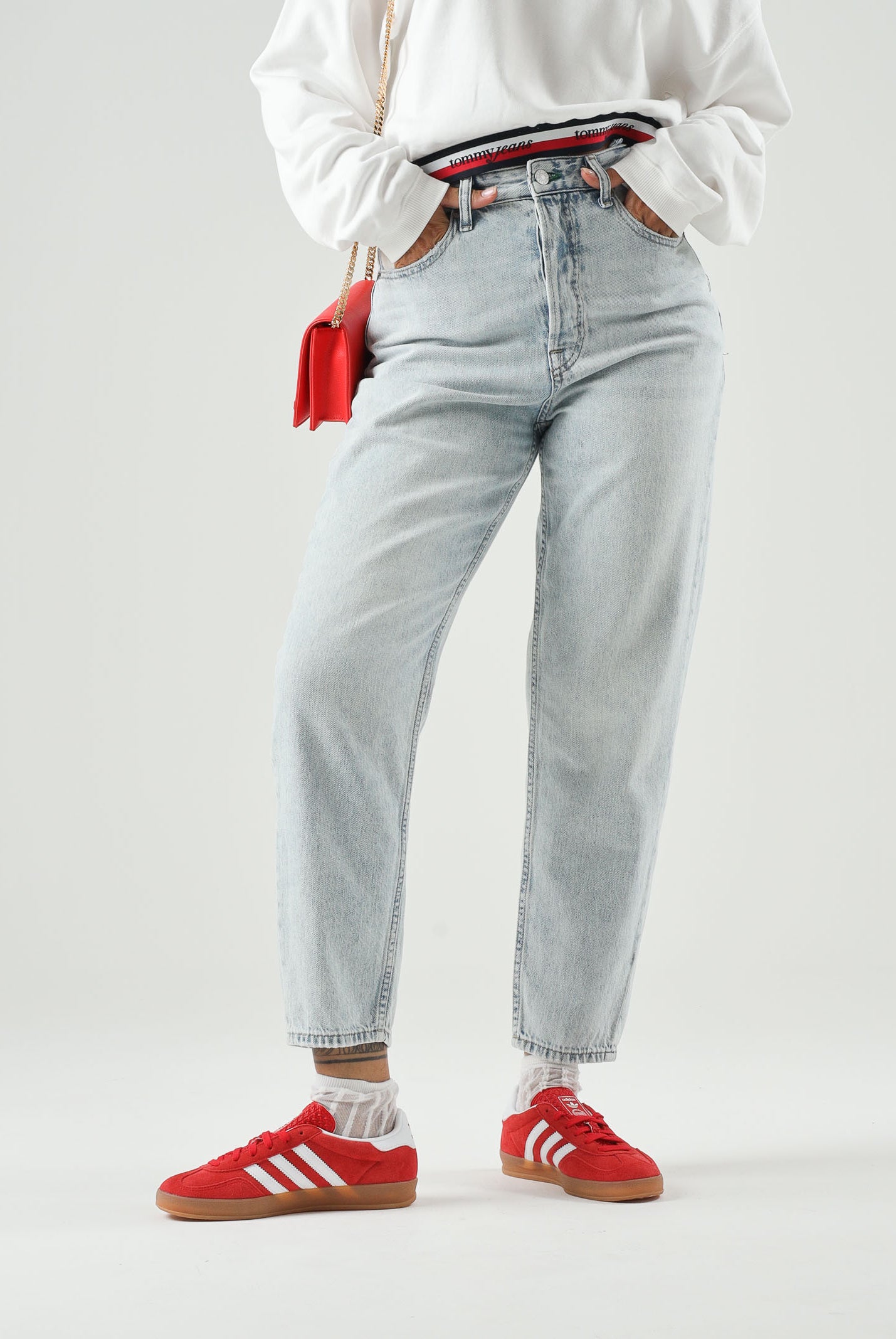 TOMMY JEANS Jeans mom fit in denim azzurro chiaro da donna <BR/> DW0DW23467 1AB TOMMY JEANS