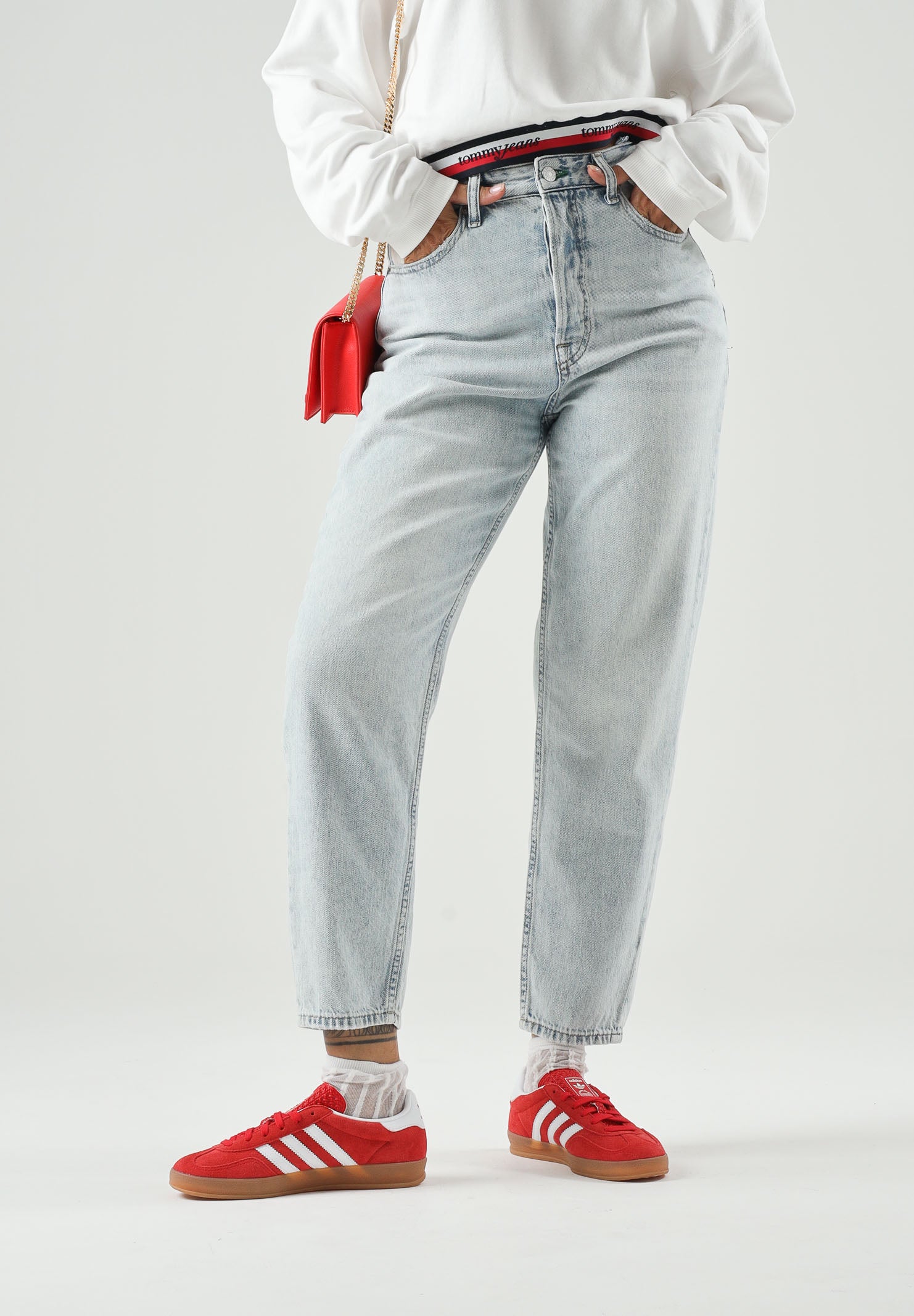 TOMMY JEANS Jeans mom fit in denim azzurro chiaro da donna <BR/> DW0DW23467 1AB TOMMY JEANS