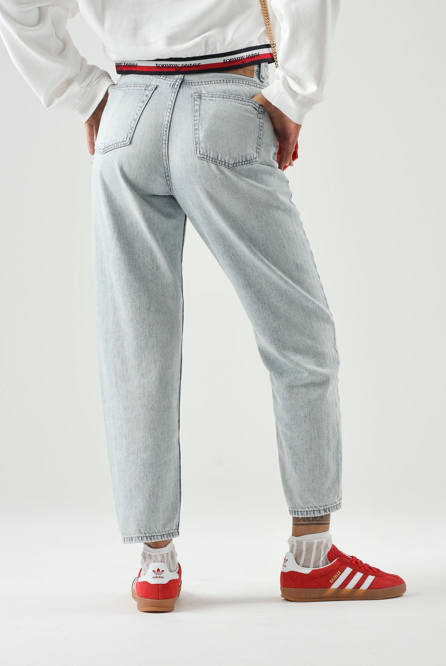 TOMMY JEANS Jeans mom fit in denim azzurro chiaro da donna <BR/> DW0DW23467 1AB TOMMY JEANS