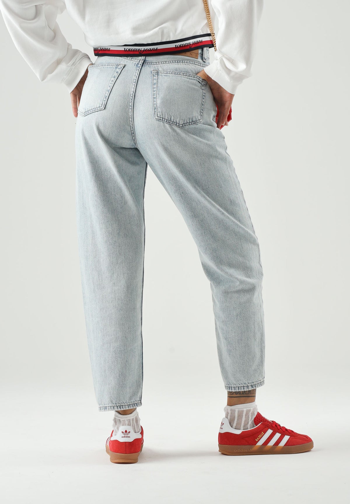 TOMMY JEANS Jeans mom fit in denim azzurro chiaro da donna <BR/> DW0DW23467 1AB TOMMY JEANS