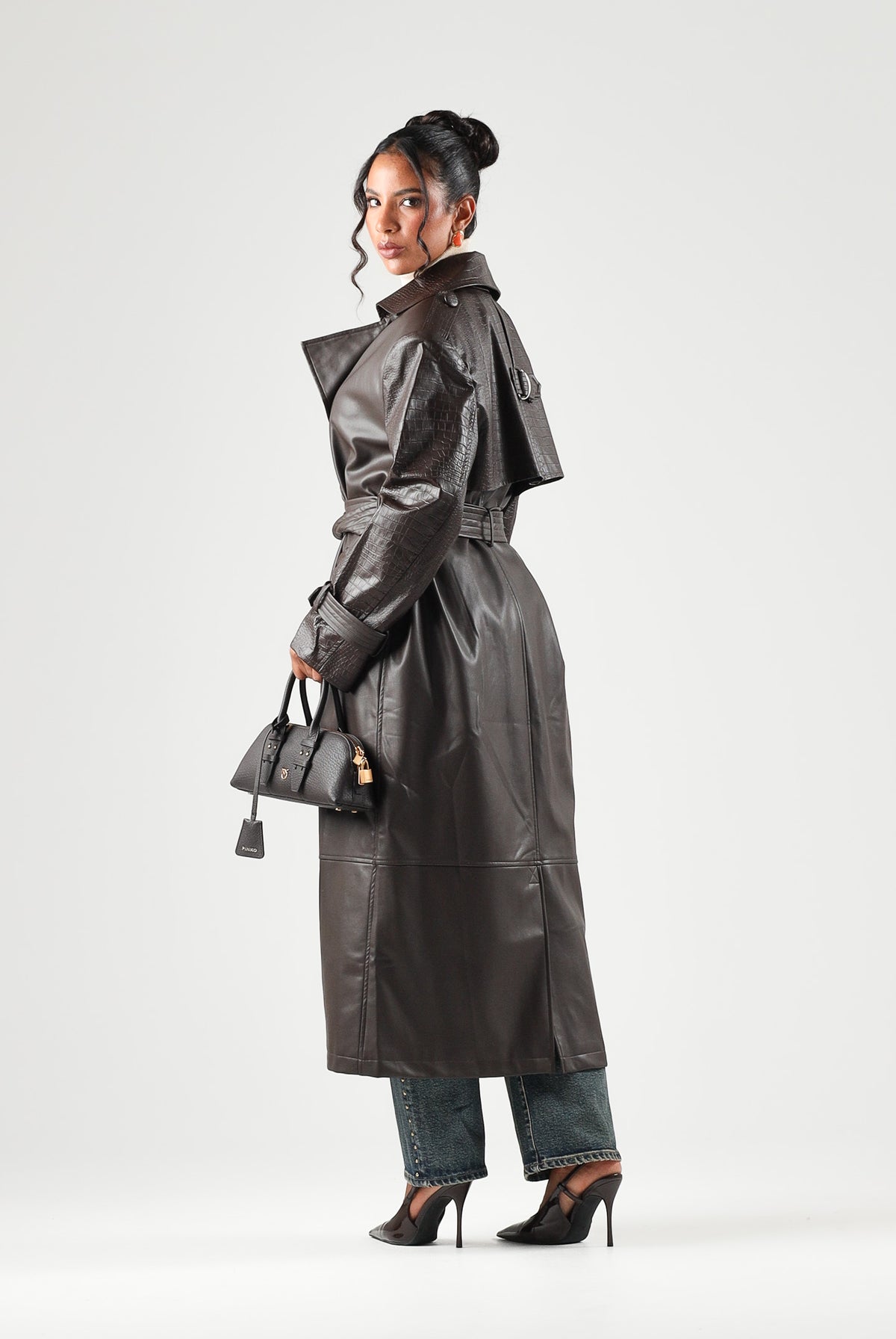 TWENTY FOURHAITCH Cappotto lungo marrone per donna con cintura in vita e ampi revers sul collo. A0001MAR62A . TWENTY FOURHAITCH