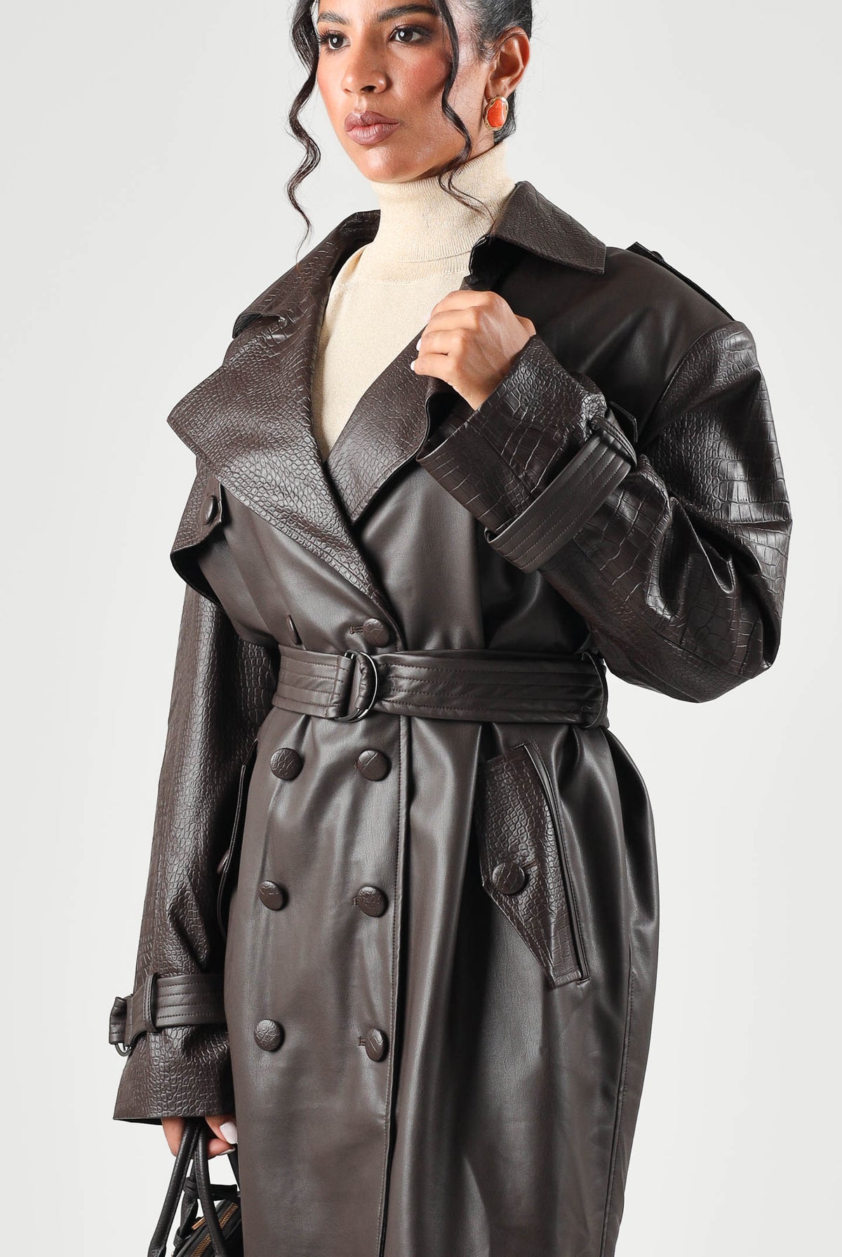 TWENTY FOURHAITCH Cappotto lungo marrone per donna con cintura in vita e ampi revers sul collo. A0001MAR62A . TWENTY FOURHAITCH