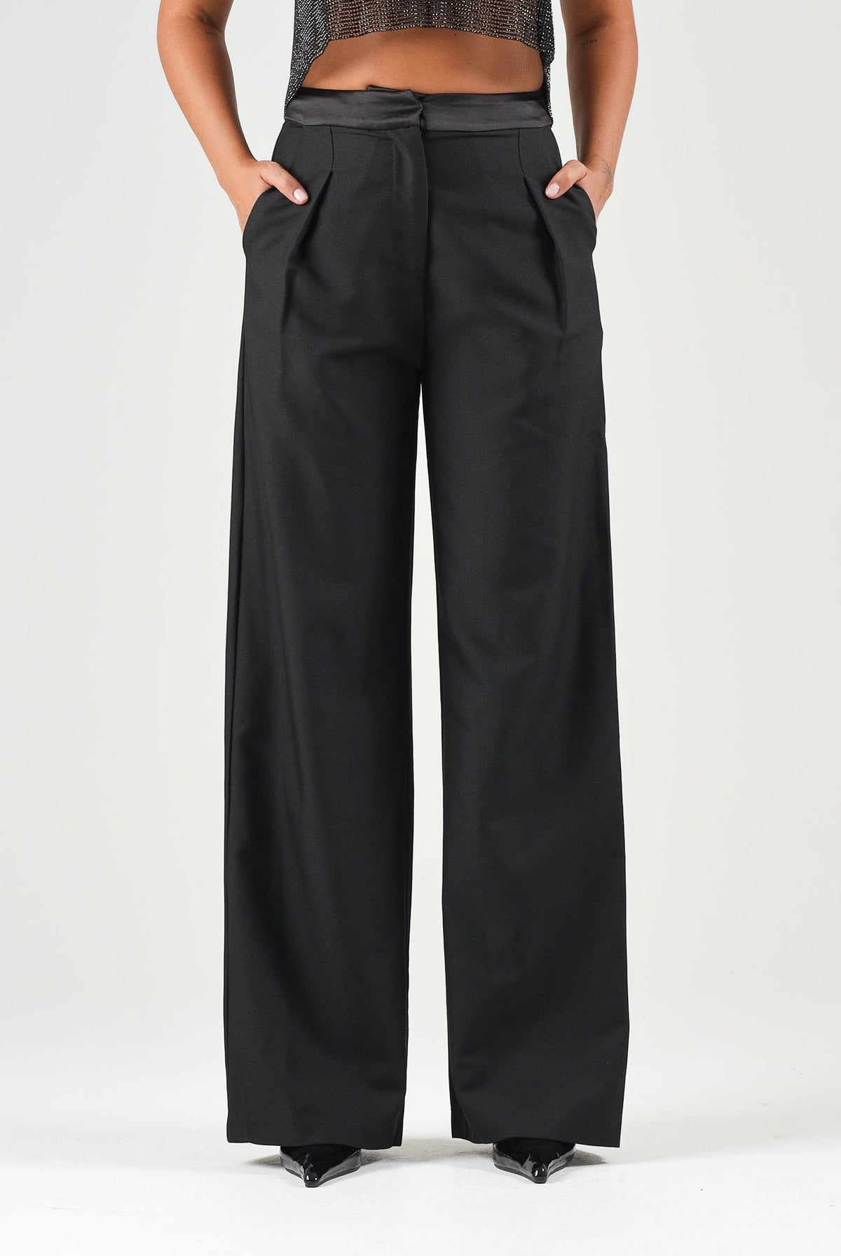 TWENTY FOURHAITCH Pantaloni PALAZZO TROUSERS nero da donna con gamba ampie e pieghe frontali. A0230NER62A . TWENTY FOURHAITCH