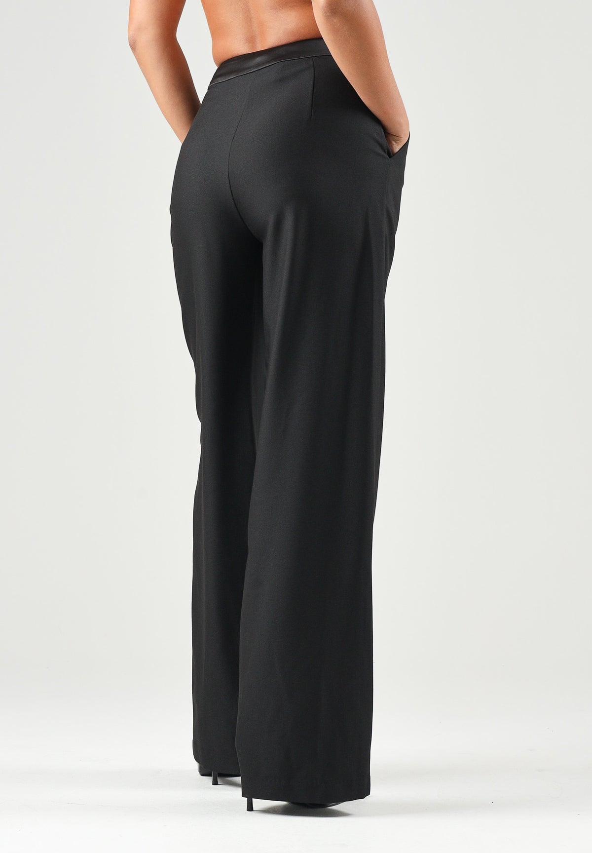 TWENTY FOURHAITCH Pantaloni PALAZZO TROUSERS nero da donna con gamba ampie e pieghe frontali. A0230NER62A . TWENTY FOURHAITCH