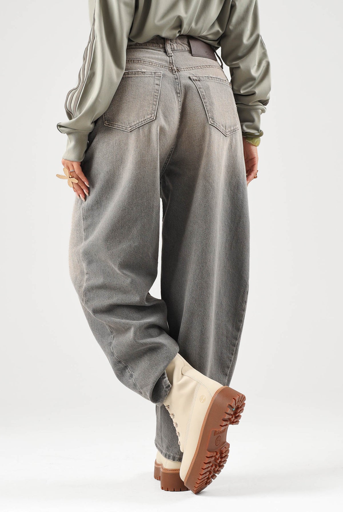 VICOLO Jeans LAILA grigio per donna con risvolto al fondo e dettagli used. DAC5013 ADEGR VICOLO