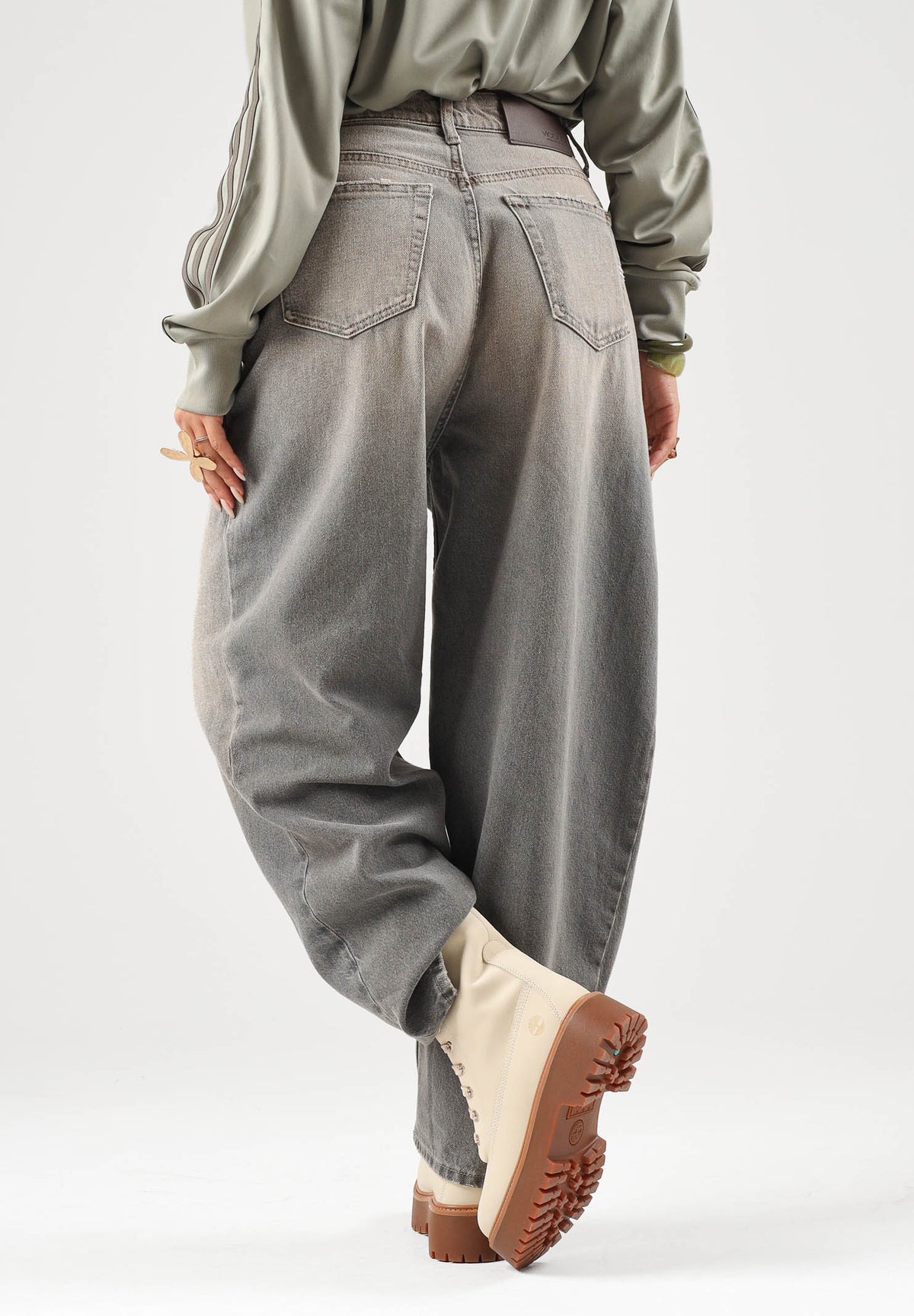 VICOLO Jeans LAILA grigio per donna con risvolto al fondo e dettagli used. DAC5013 ADEGR VICOLO