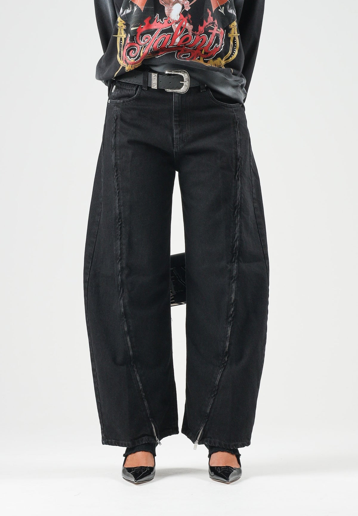 VICOLO Jeans NAYA nero per donna con gamba ampia e zip apribili al fondo. DAC5014 ADENE VICOLO