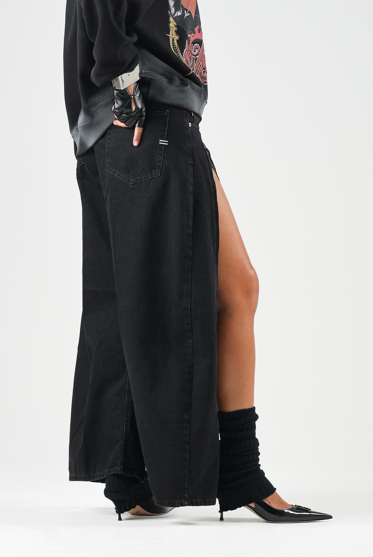 VICOLO Jeans NAYA nero per donna con gamba ampia e zip apribili al fondo. DAC5014 ADENE VICOLO