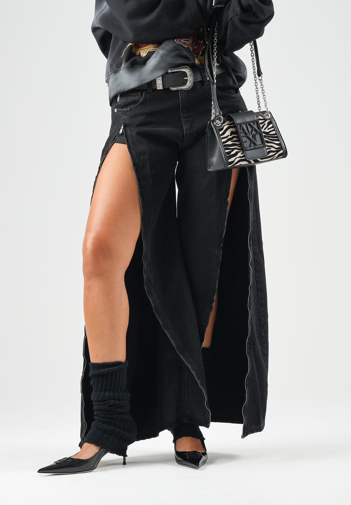VICOLO Jeans NAYA nero per donna con gamba ampia e zip apribili al fondo. DAC5014 ADENE VICOLO