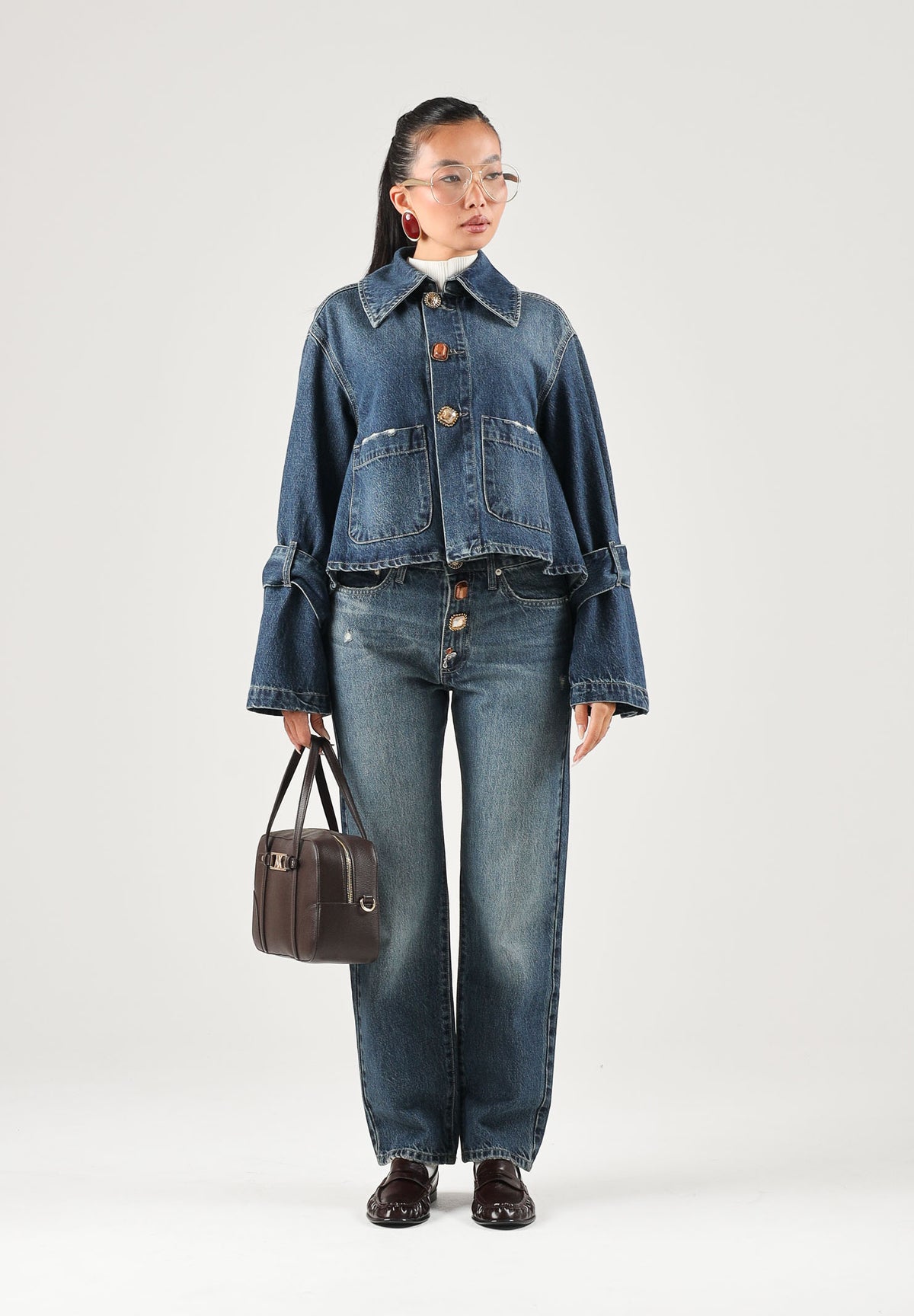 VICOLO Giubbino jeans blu per donna con linea cropped, maniche a campana e fiocchi sui polsi. DAC5100 ADEBL VICOLO
