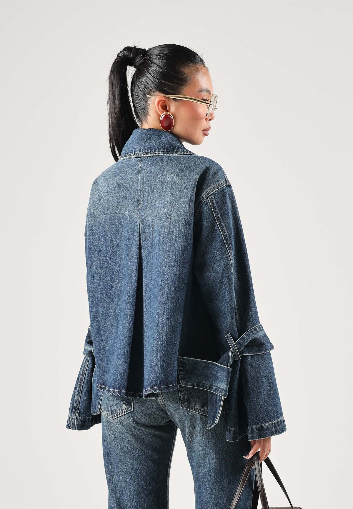 VICOLO Giubbino jeans blu per donna con linea cropped, maniche a campana e fiocchi sui polsi. DAC5100 ADEBL VICOLO