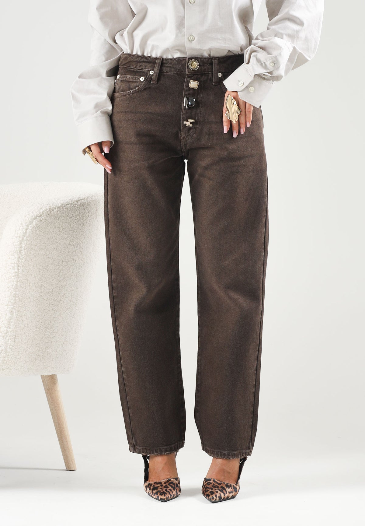 VICOLO Jeans ZOE Fondente marrone scuro da donna, con gamba dritta, cinque tasche e bottoni gioiello.<BR/> DAC5106 ACU69 VICOLO