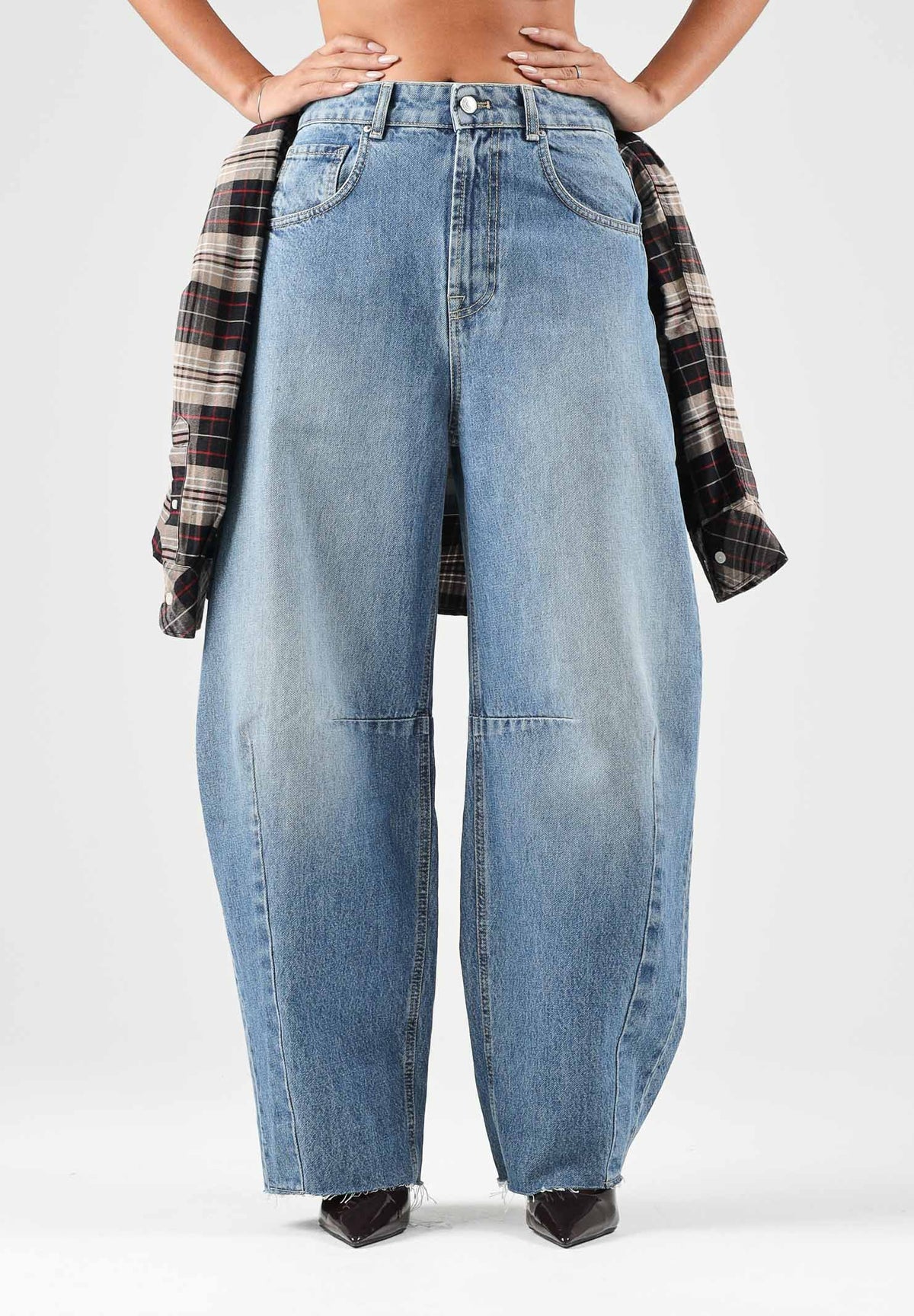 VICOLO Jeans DELIA blu per donna con linea a ovetto e cucitura sulla gamba. DAC5127 ADEBL VICOLO